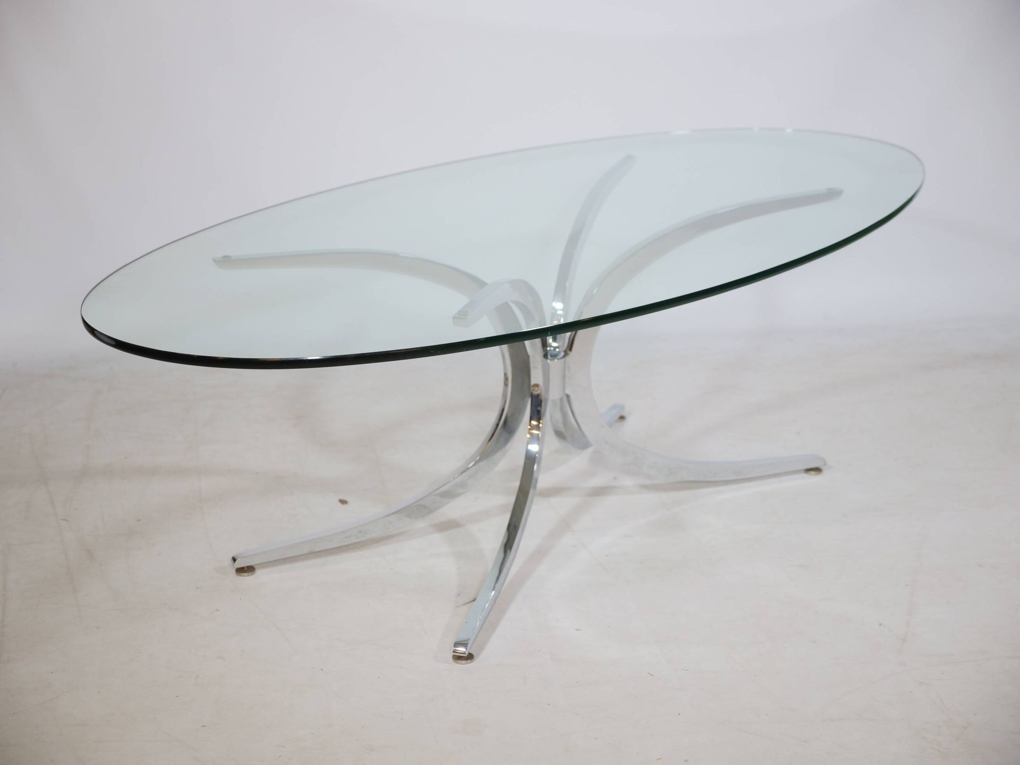 Table basse pieds araignée chromés et verre années 1970 Italie