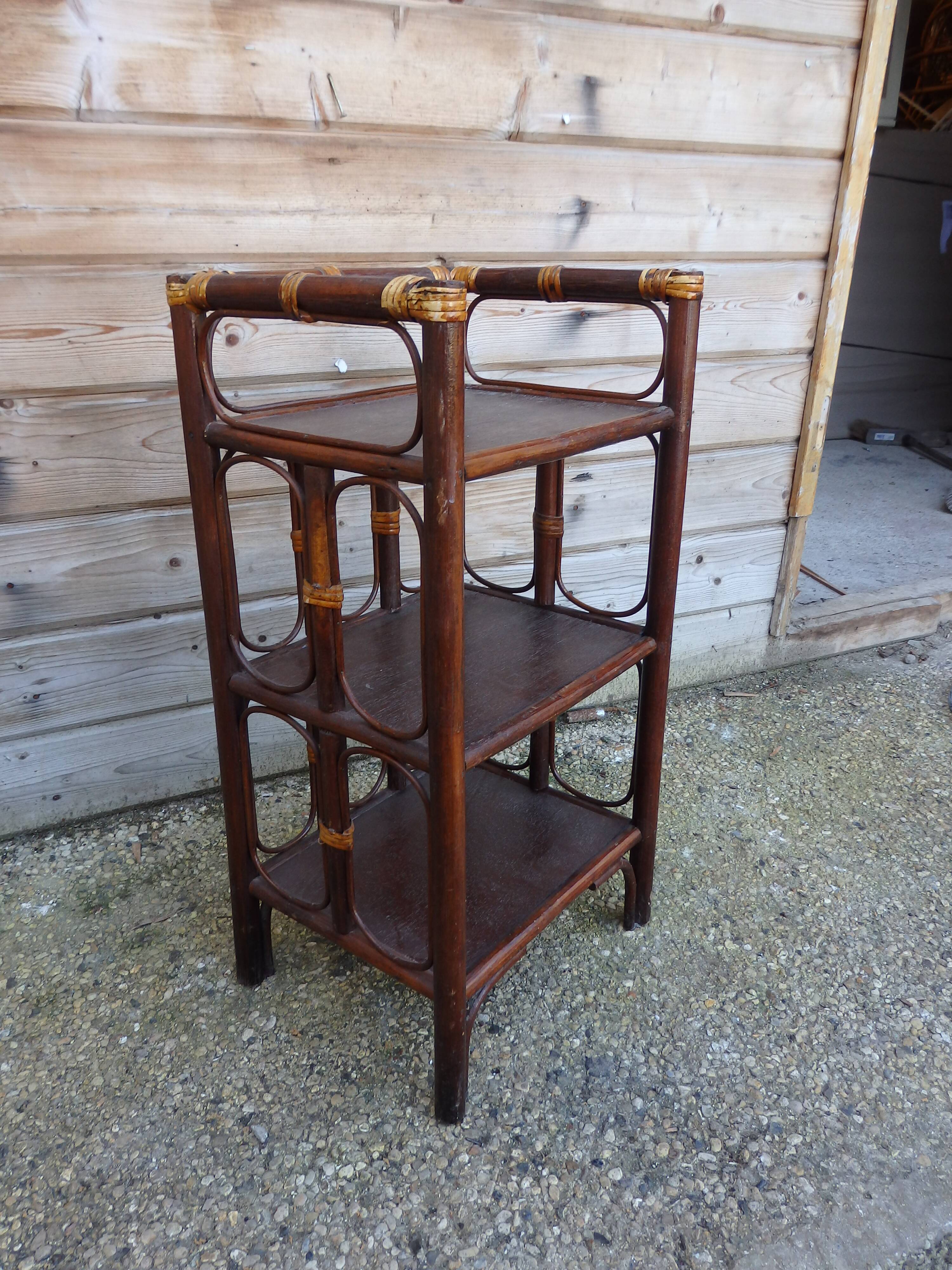 Meuble étagère en rotin vintage