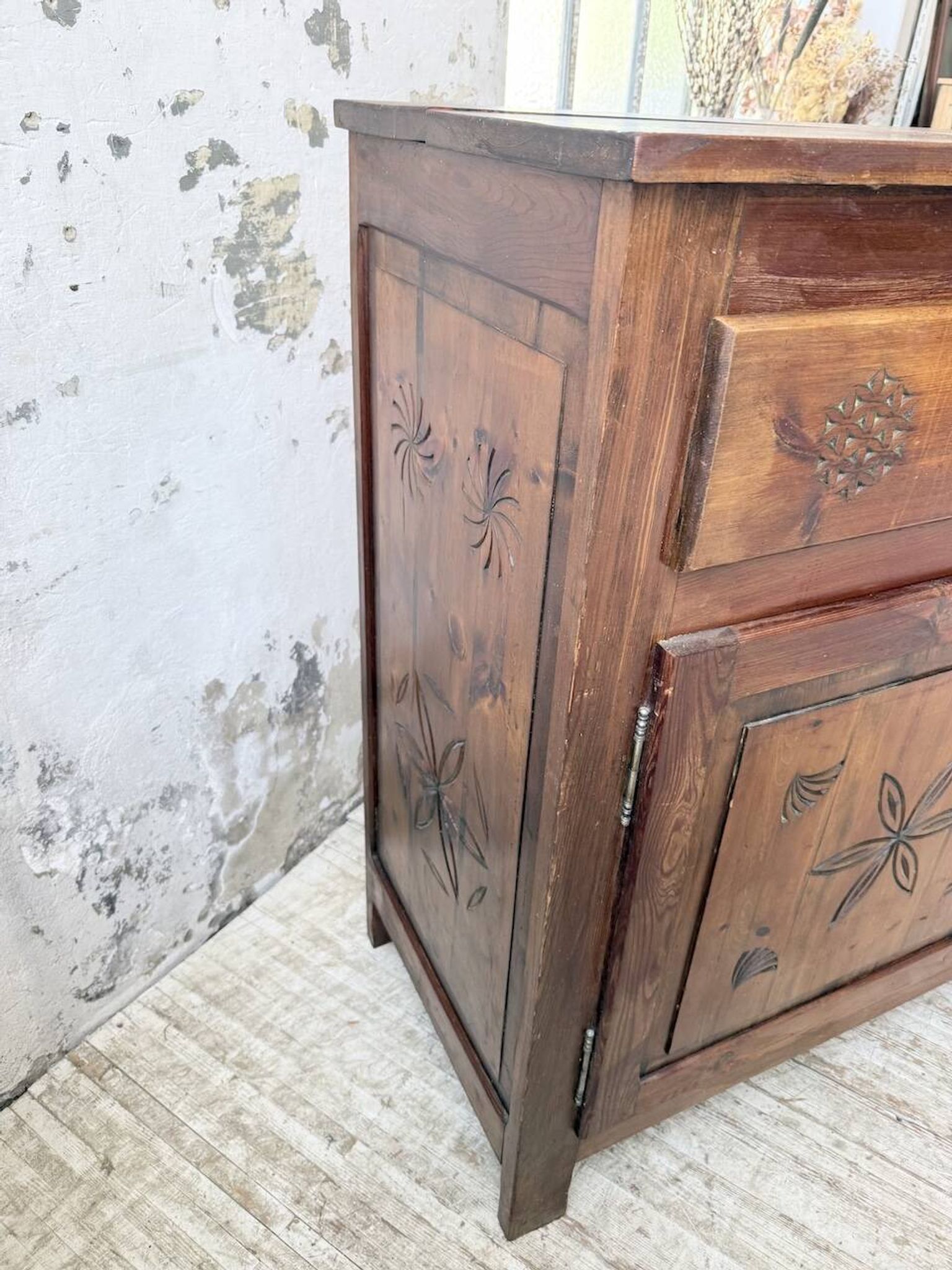 Meuble de rangement confiturier art populaire savoyard 1950