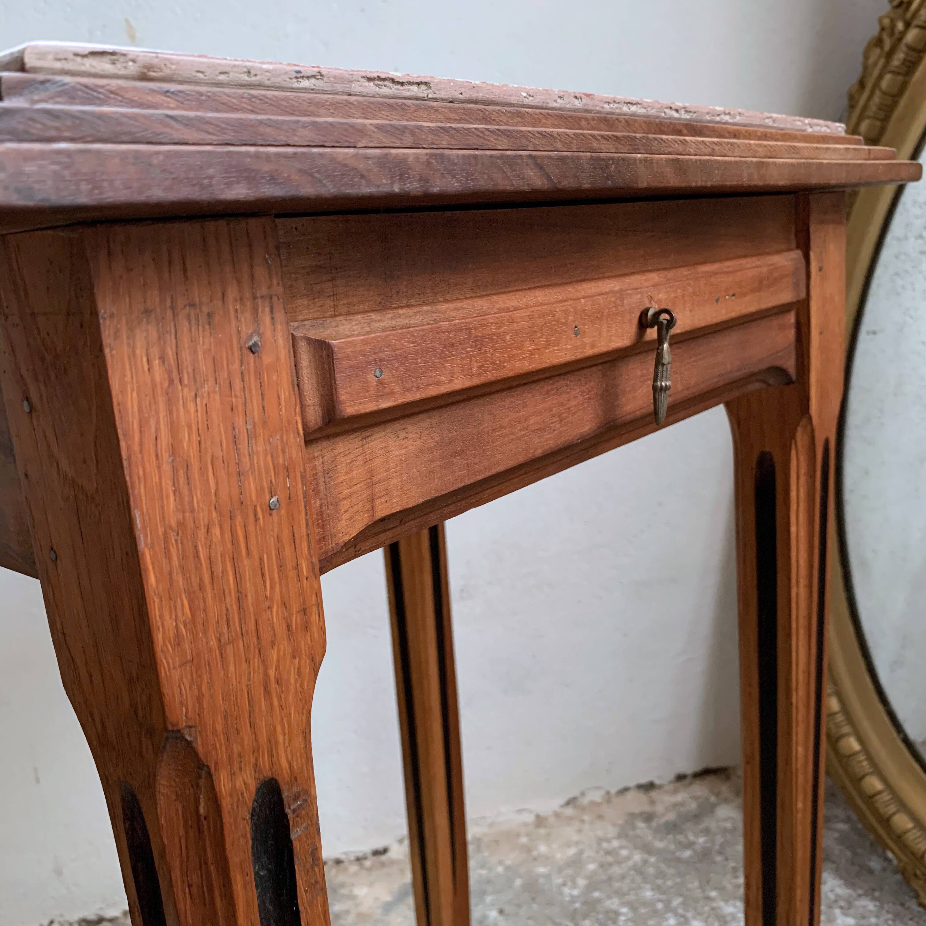 Table log with pink art deco marble