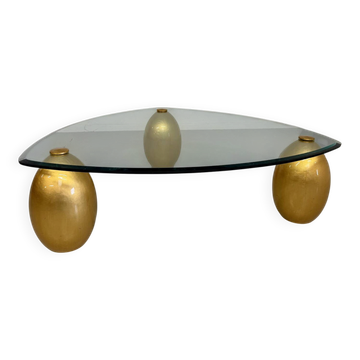 Large sculptural coffee table in glass and gold wood, 1980s design.