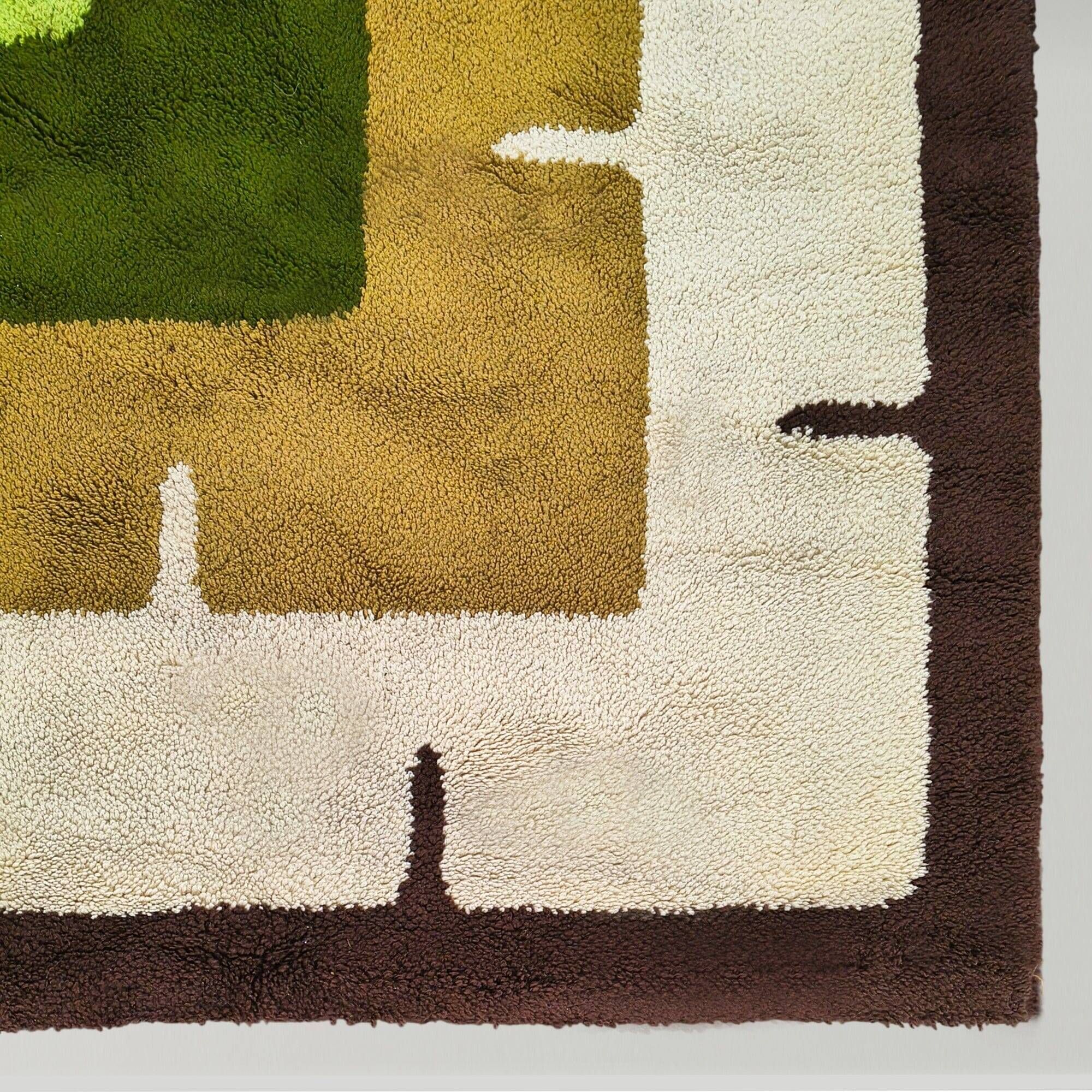 1970s gorgeous geometric space age rug in wool. Made in Italy