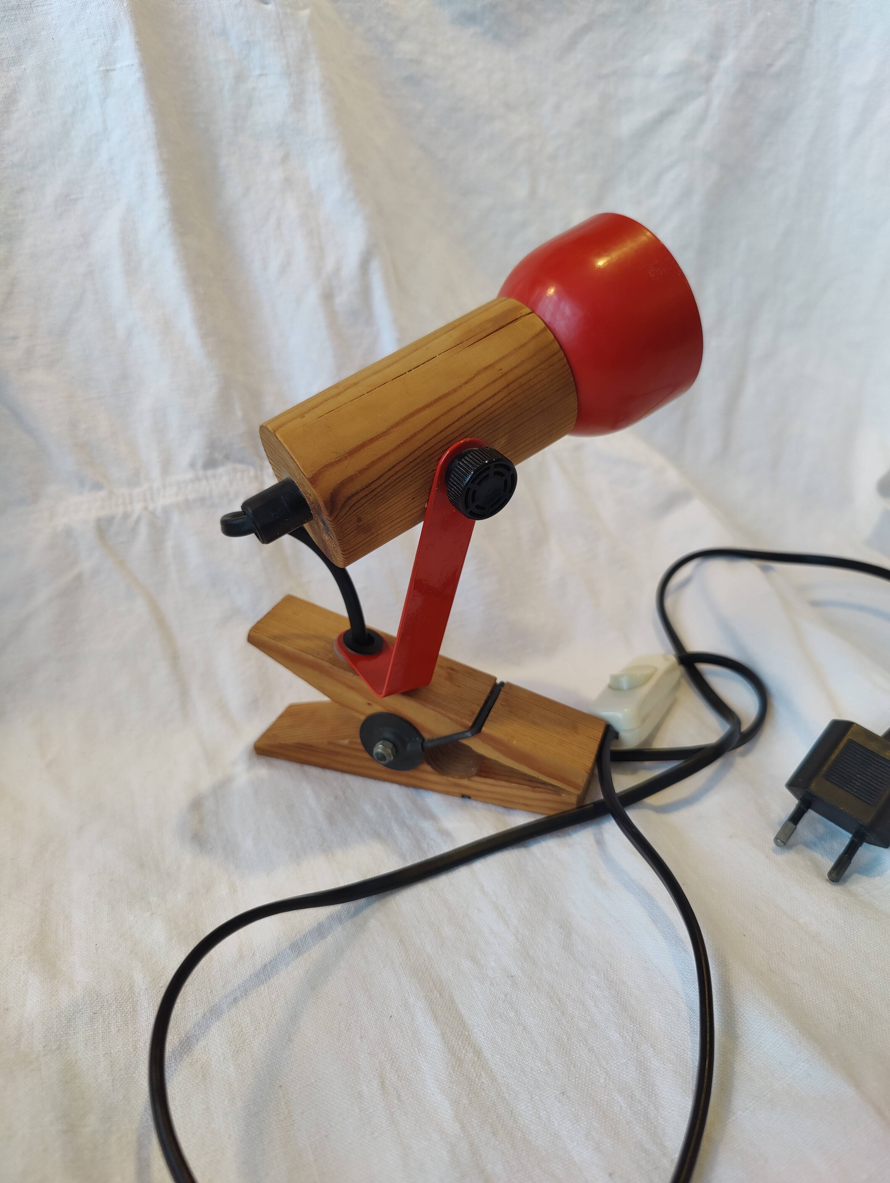 Spot vintage à pince bois et métal rouge