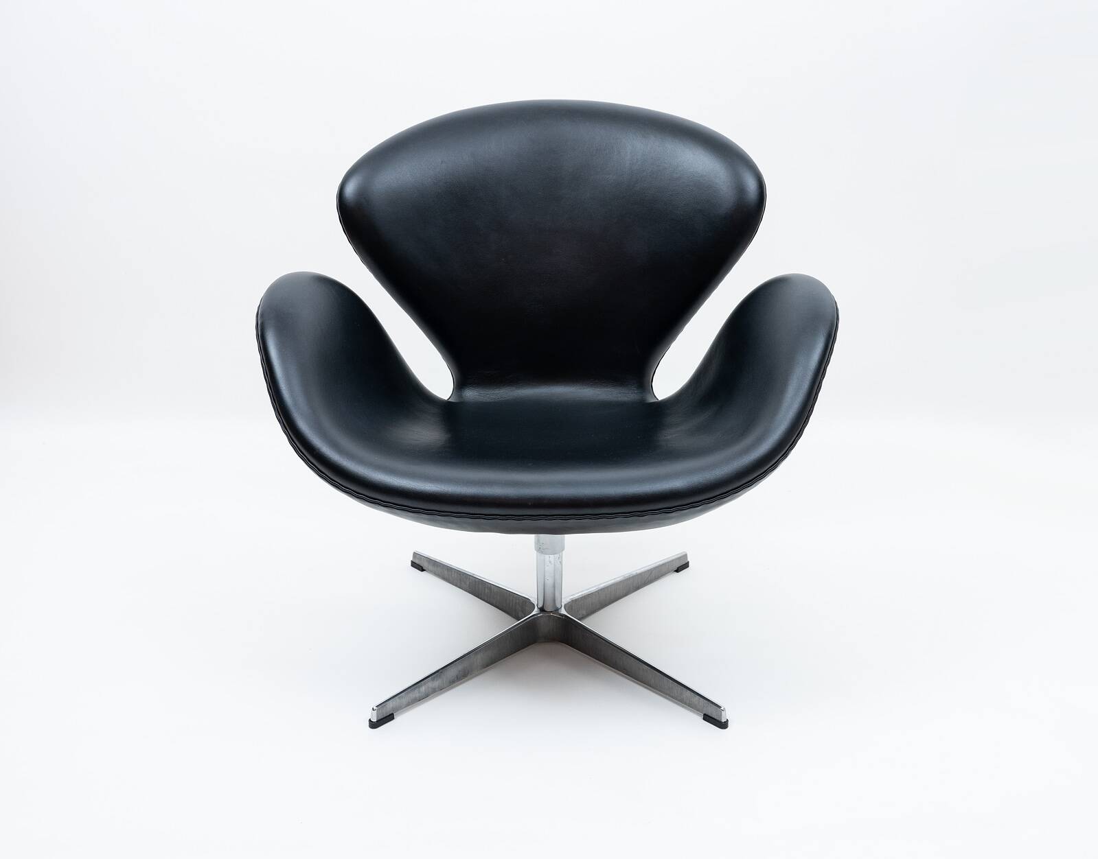 Danish Swan chair design Arne Jacobsen Fritz Hansen