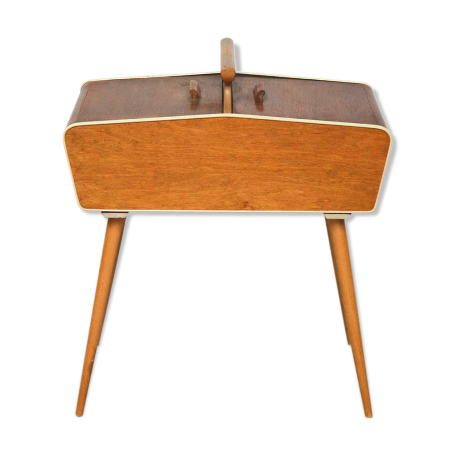 Compass foot sewing basket, 1960