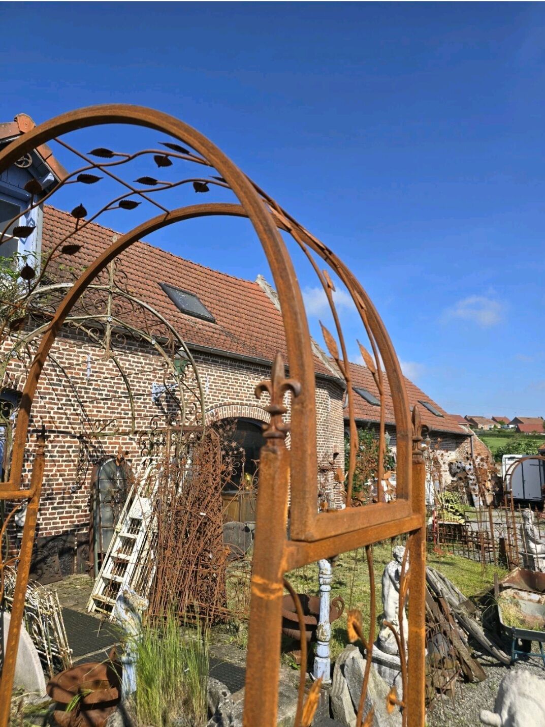 Garden arch in wrought iron with leaves