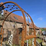 Garden arch in wrought iron with leaves