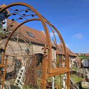 Garden arch in wrought iron with leaves