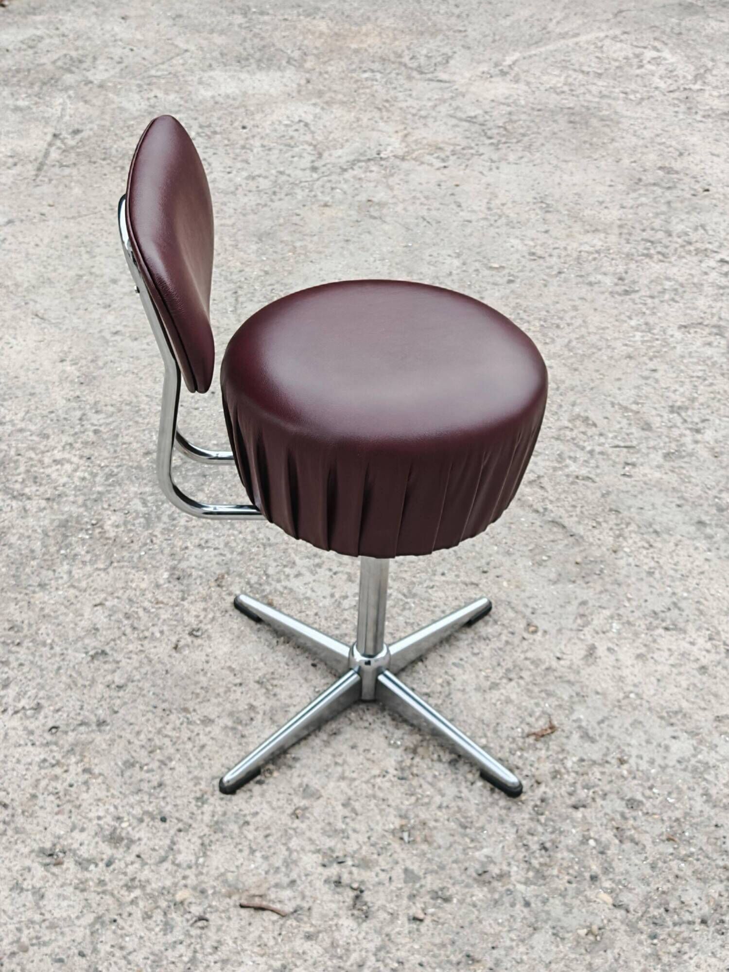 Set of 4 Mid Century Modern swivel chairs in tubular steel and leather.