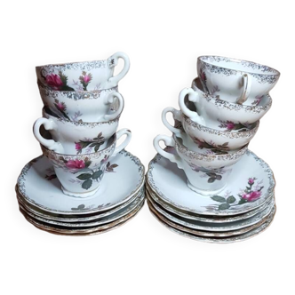 Tasses et soucoupes en porcelaine