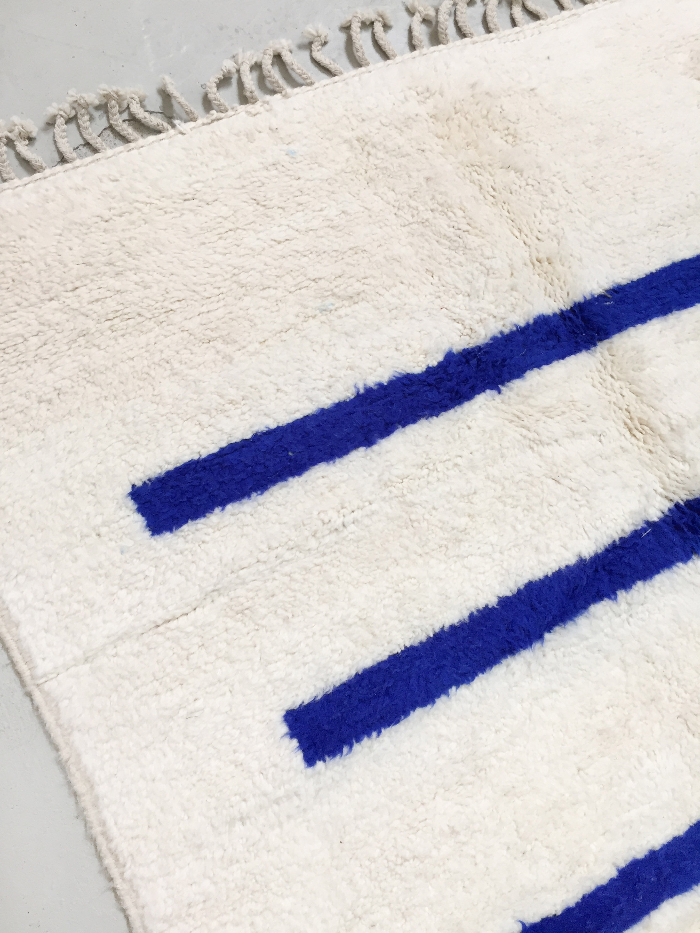 Tapis berbère marocain beni ouarain contemporain à motifs graphiques bleu majorelle 2,82x1,92m