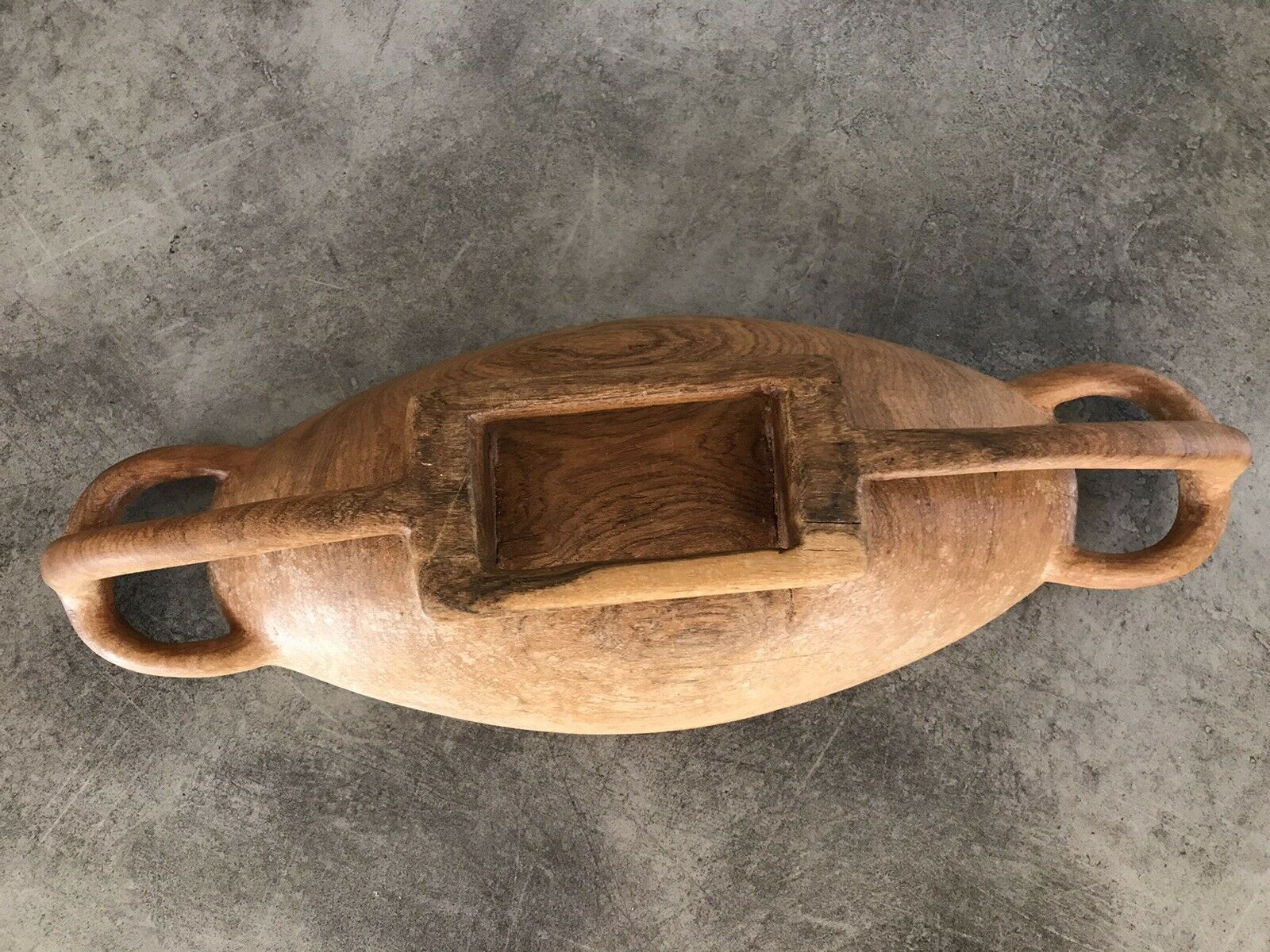 Carved wooden flat-plated - artisanal tribal art African cuisine