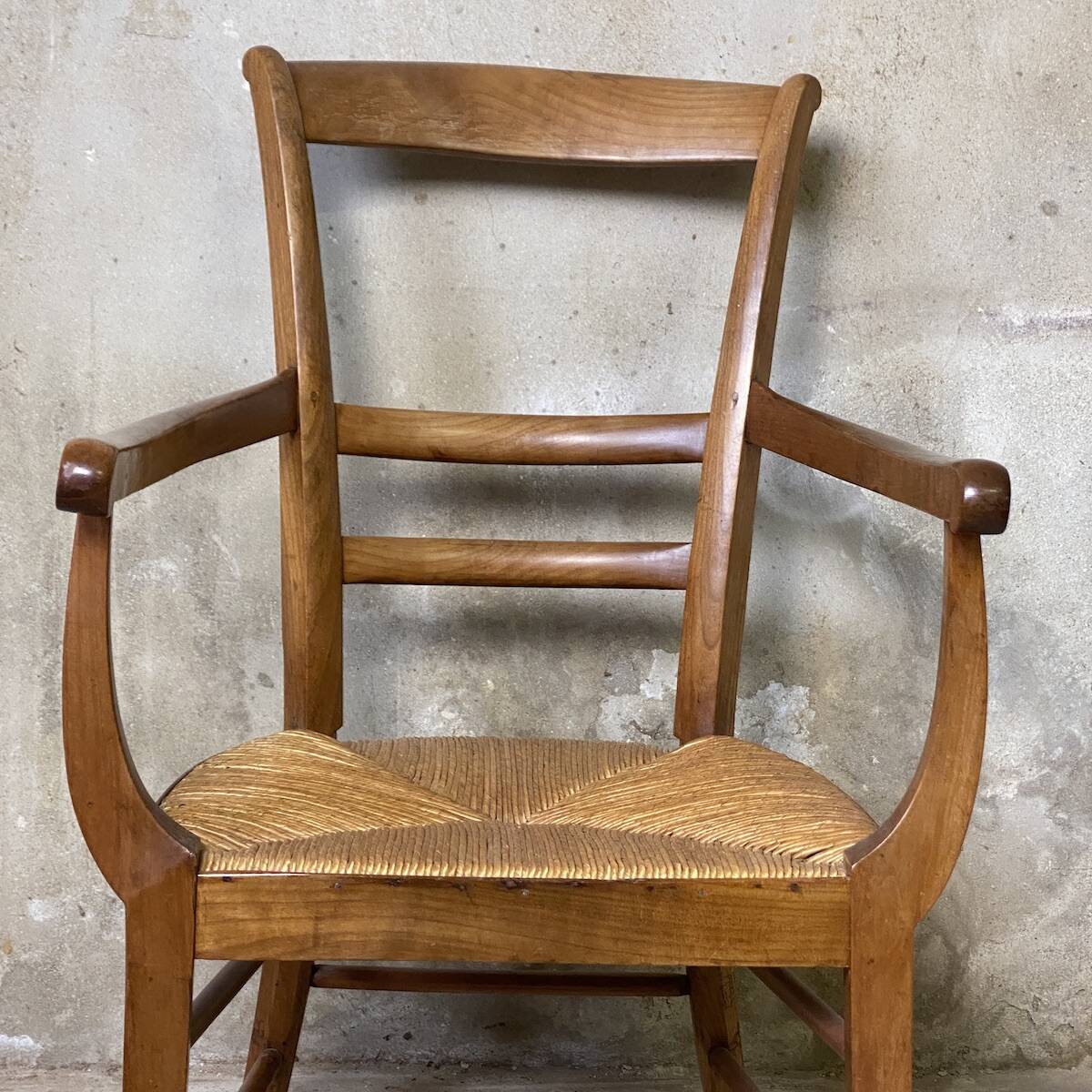 Louis Philippe armchair in walnut and straw, 19th century.