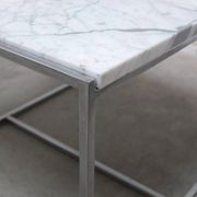 Paire de tables basses ou de tables d'appoint en marbre de Carrare et chrome, années 1970.