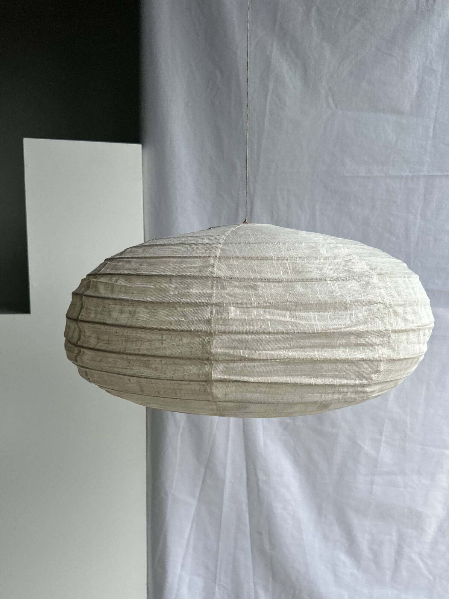 Large oval flat Japanese-style suspension in rattan and natural linen H35 D60.