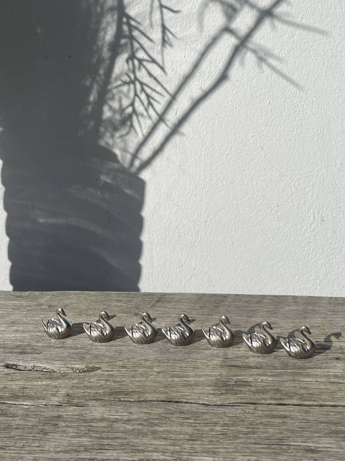 7 silver-plated metal swan name tags