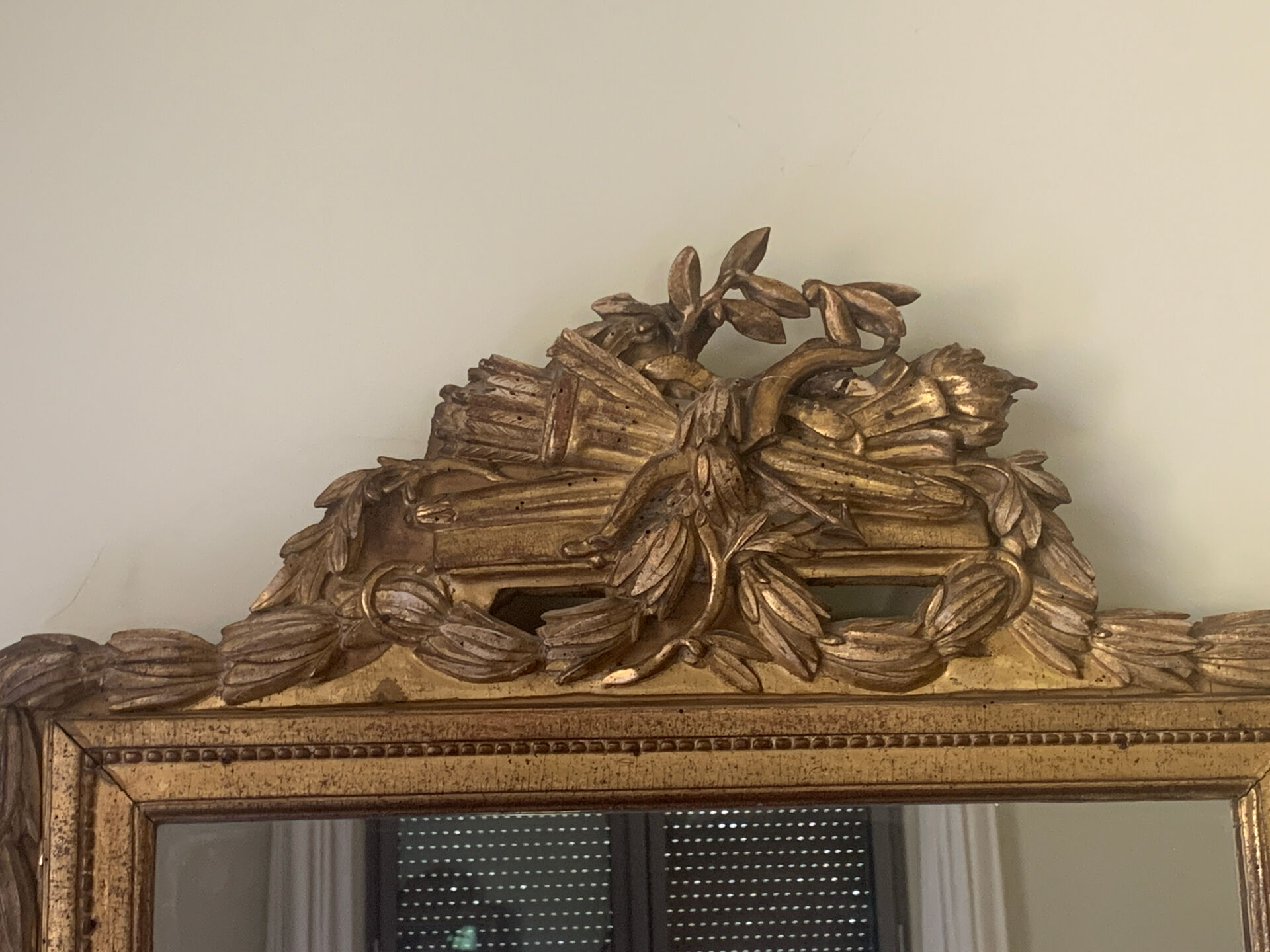 Miroir ancien en bois sculpté