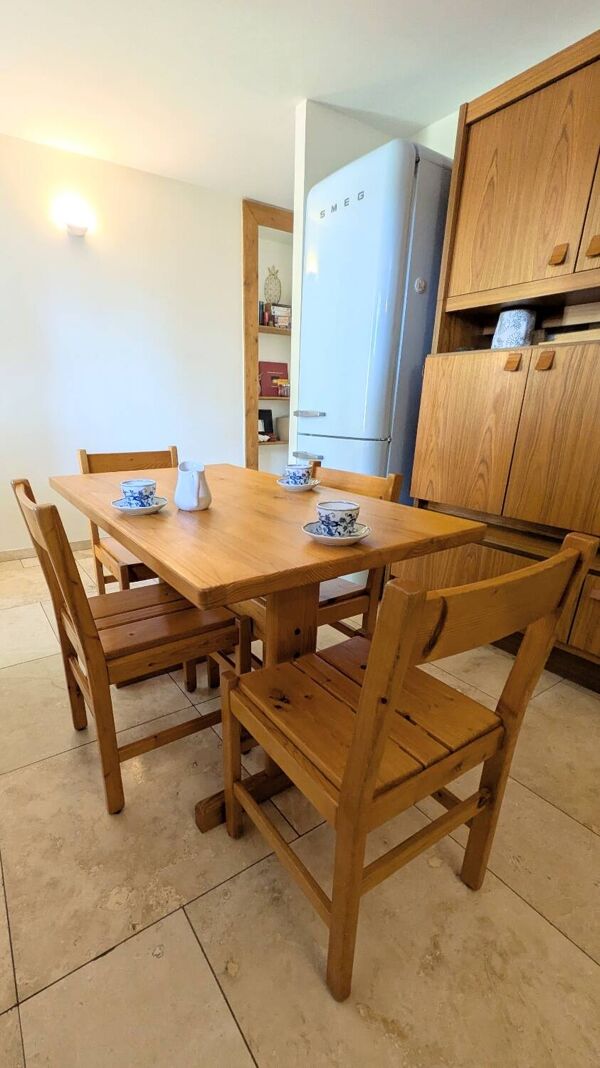 Table et chaises en pin massif, Mobilier de montagne modernistes