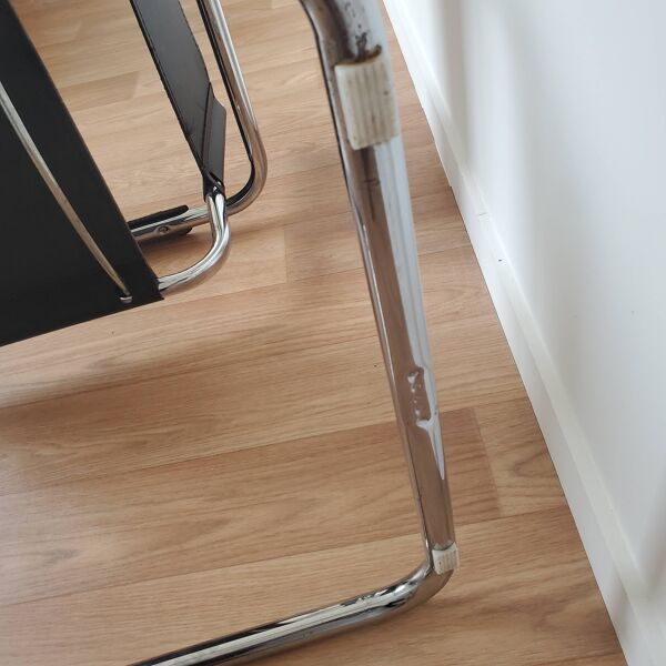 Paire de fauteuils en chrome et cuir noir