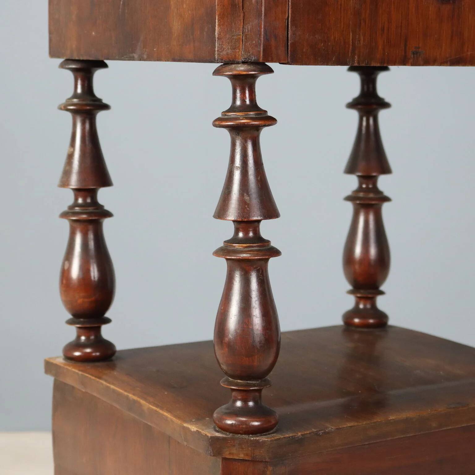 Antique Louis-Philippe bedside table in walnut, Italy, 19th century.