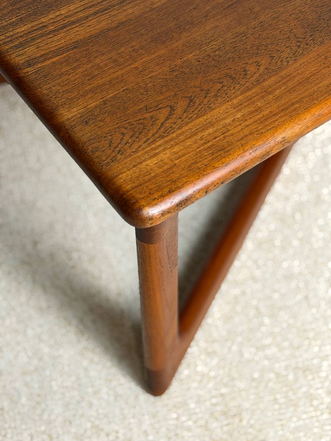 Scandinavian coffee table Dyrlund – Denmark – crossed legs