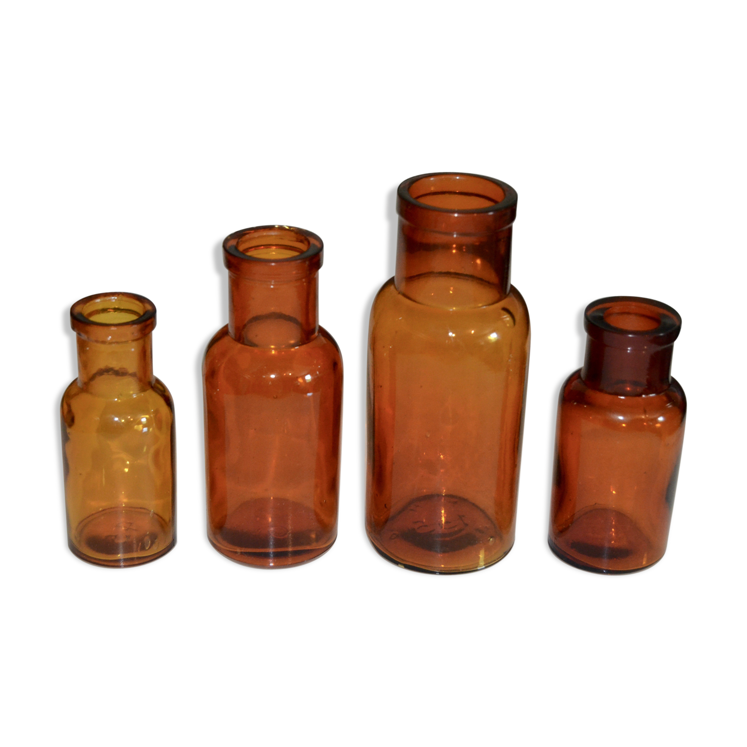 Suite de quatre vases soliflore flacons bouteilles d'apothicaire