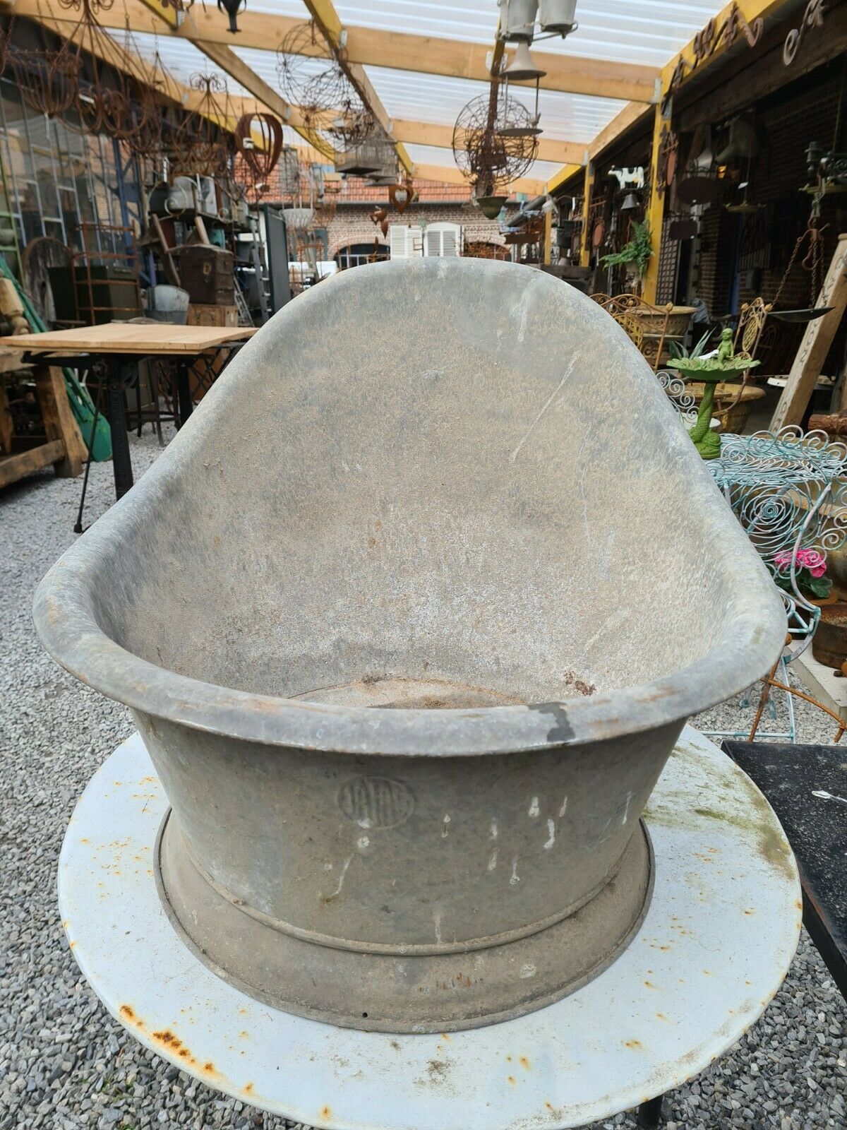 Zinc basin bathtub with backrest