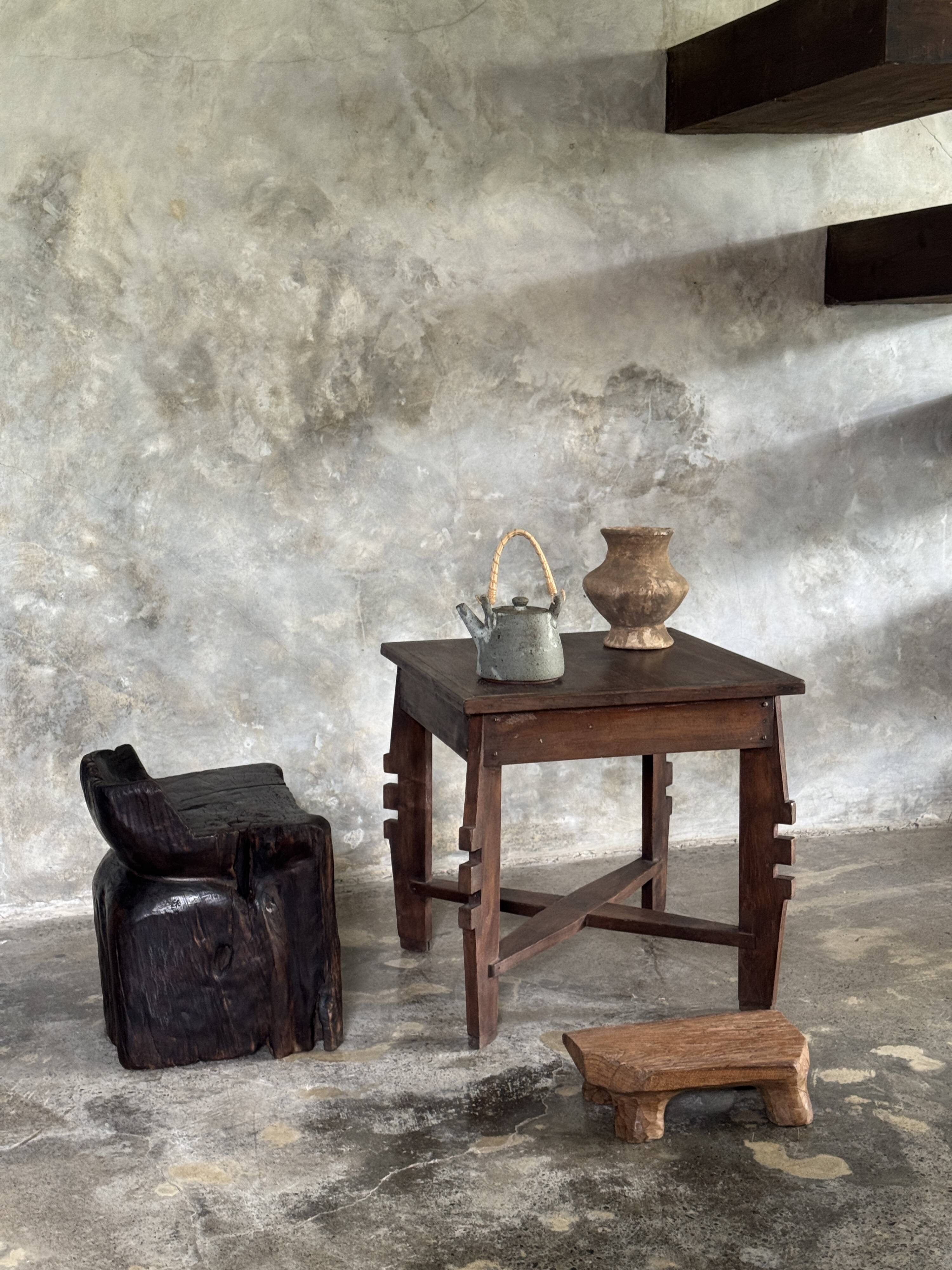 Stool, tabouret or low Japanese-style armchair in brutalist monoxyle radica.