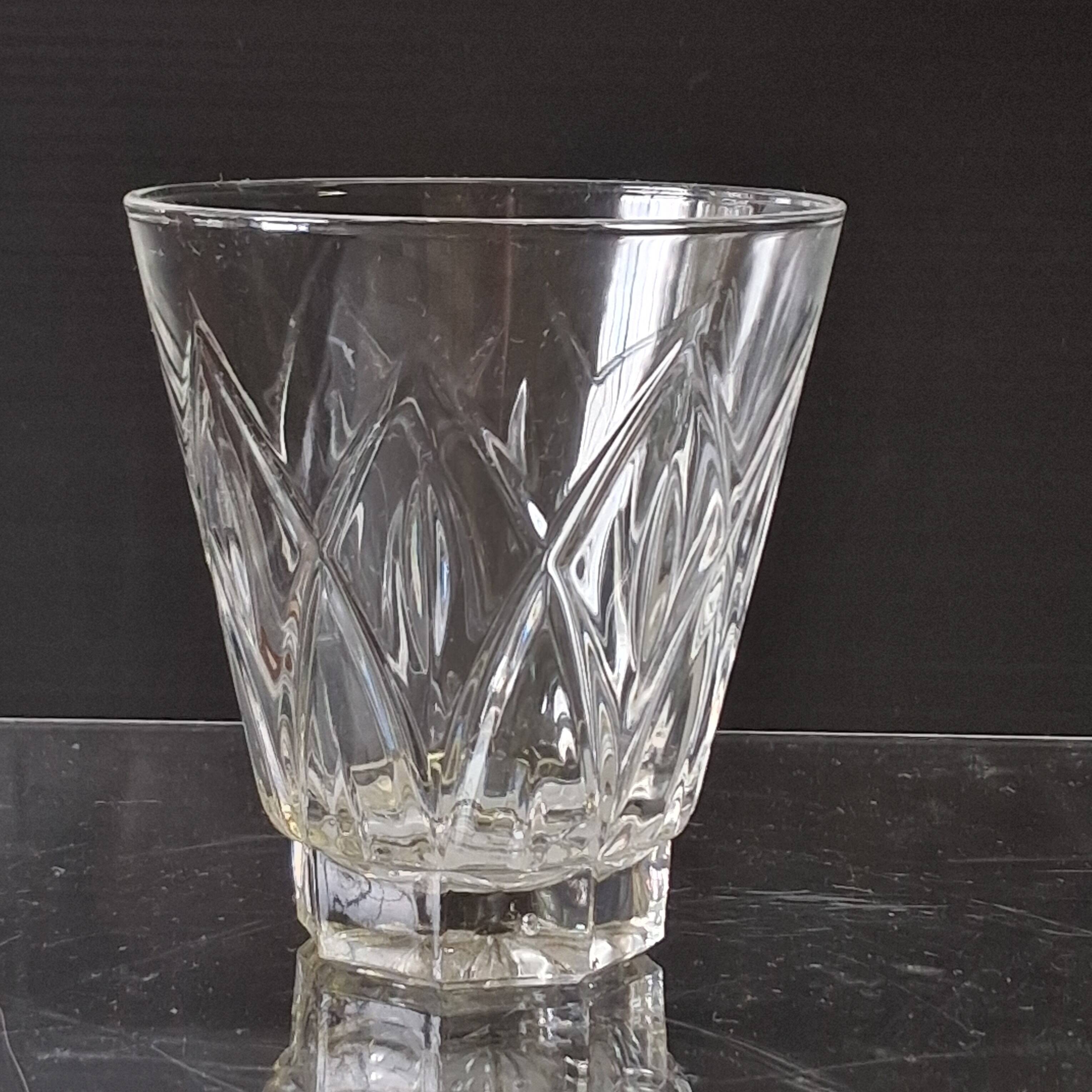 Set of 8 vintage water or digestif glasses in good condition.