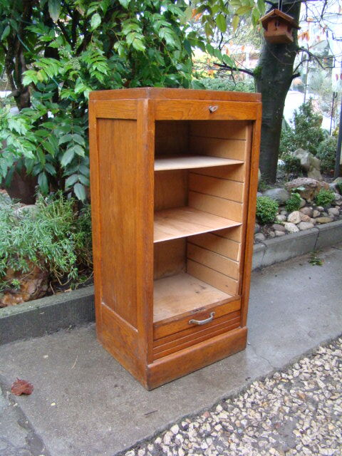 Workbook with curtain in oak