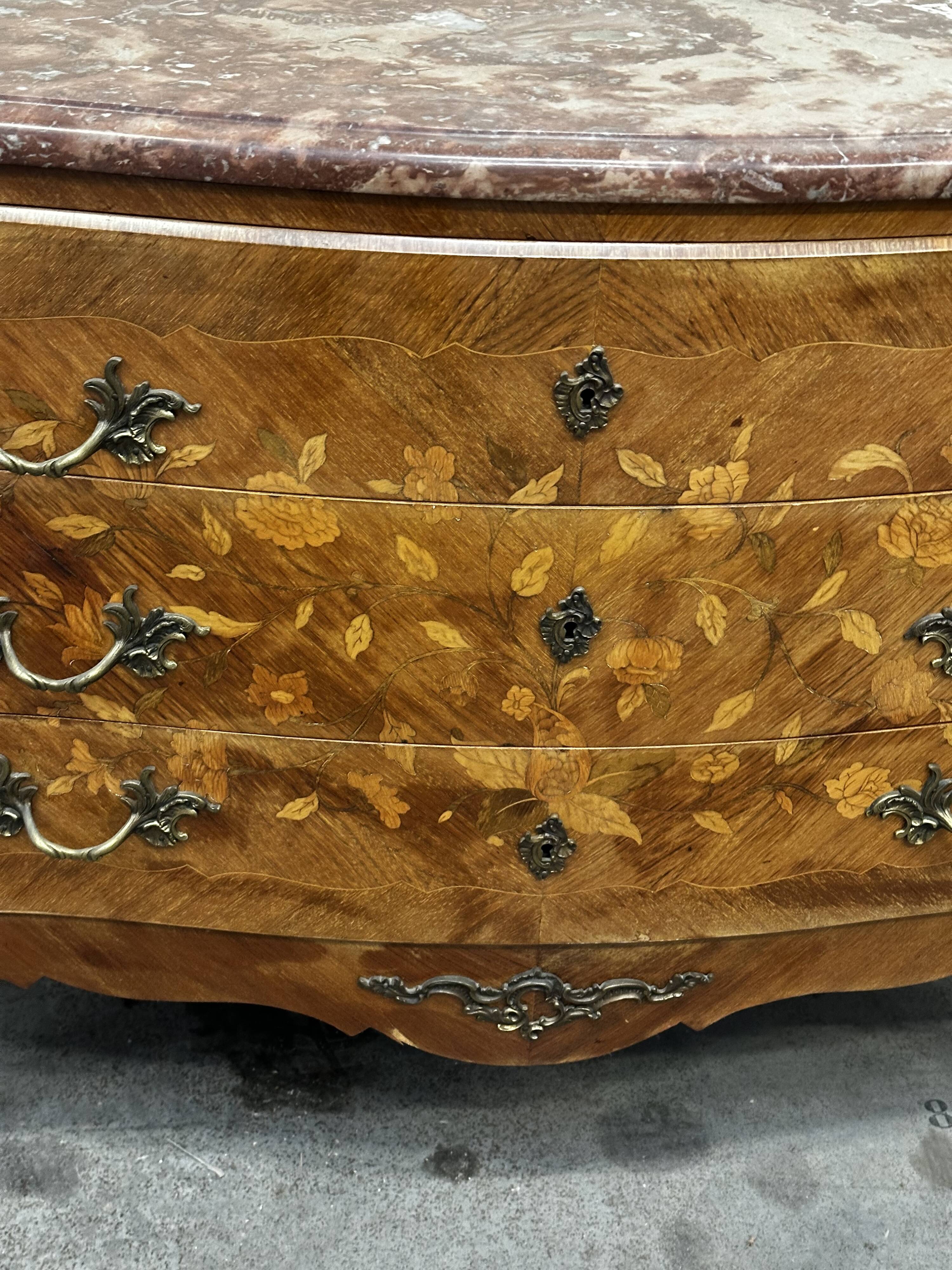 Curved and inlaid chest of drawers, Louis XV style, late 19th-early 20th century