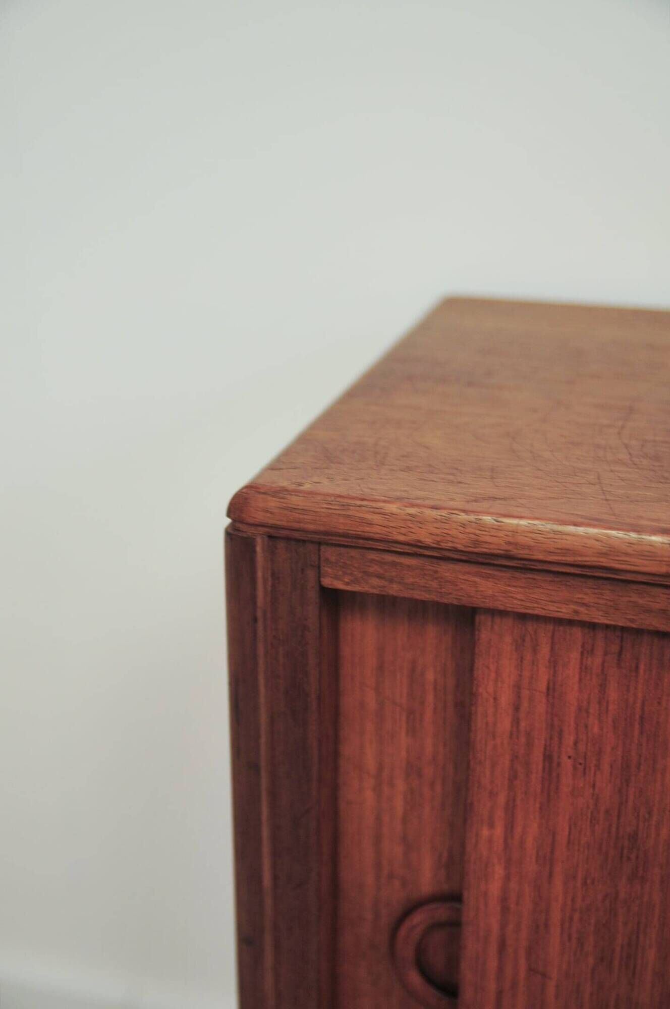 Cabinet en teck vintage avec portes coulissantes