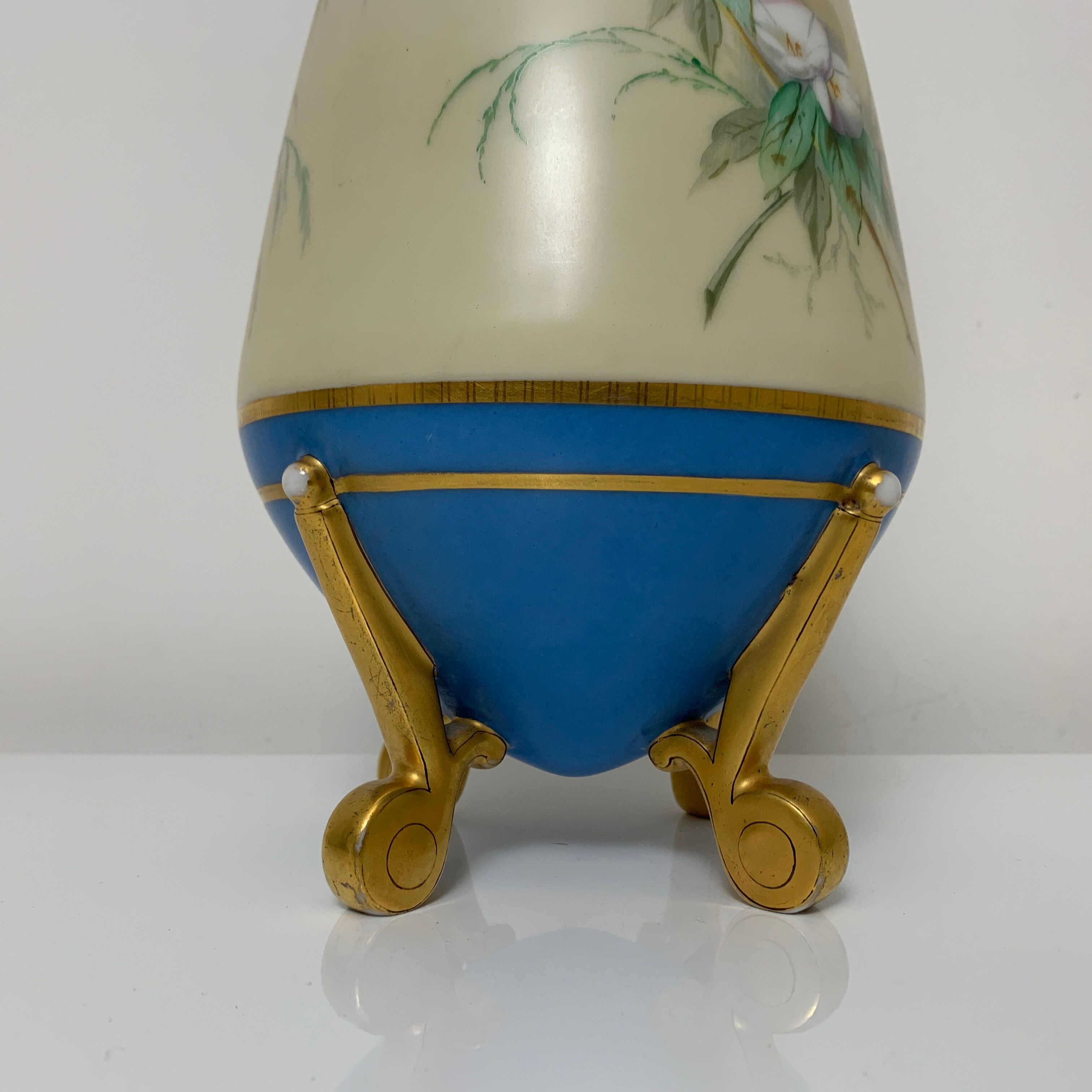 Porcelain vase decorated with butterflies Napoleon 3 era