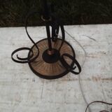 Lampadaire  pied fonte avec douille orientable et tablette en osier H 166 cm
