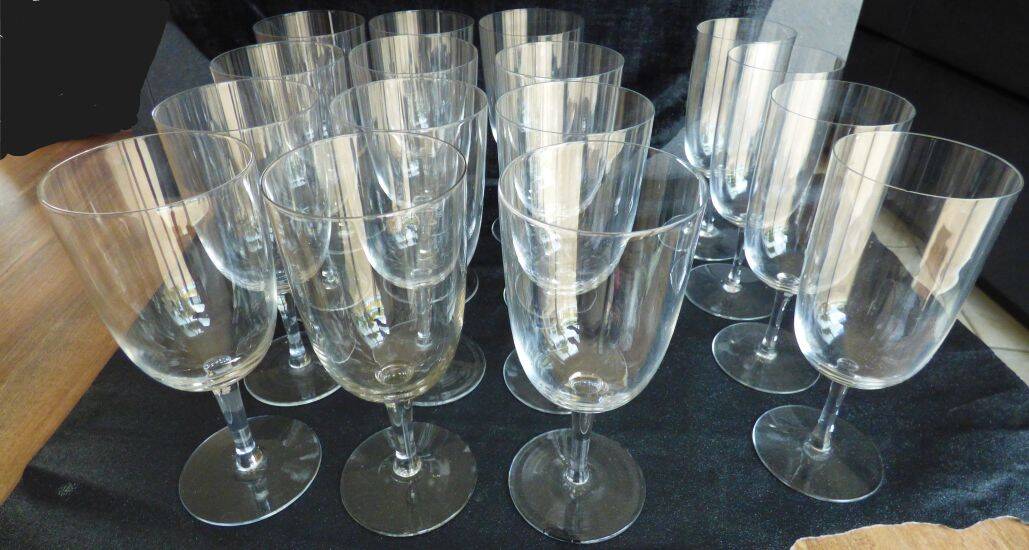 Set of 16 crystal glasses including 12 crystal glasses.