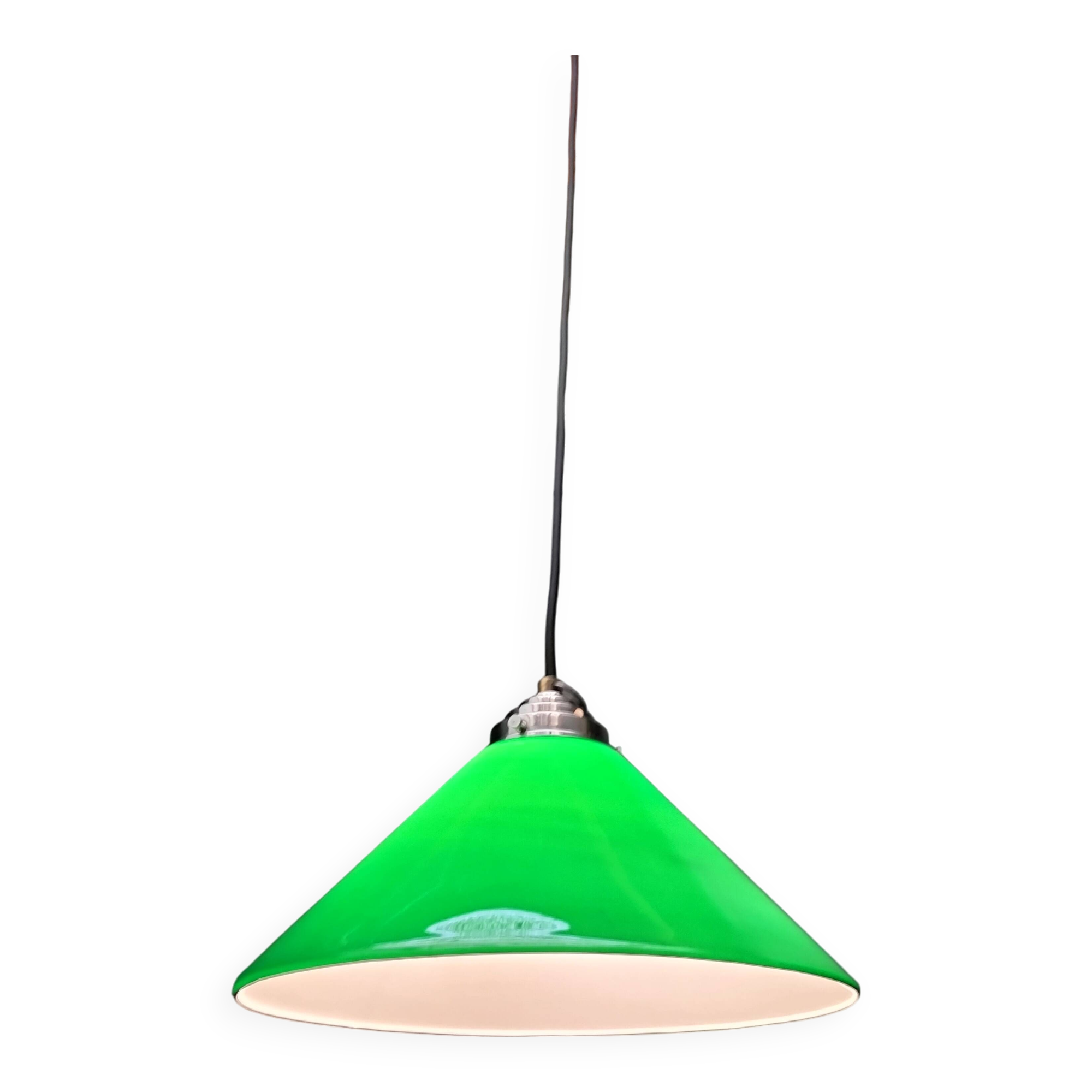 Green opaline cone suspension