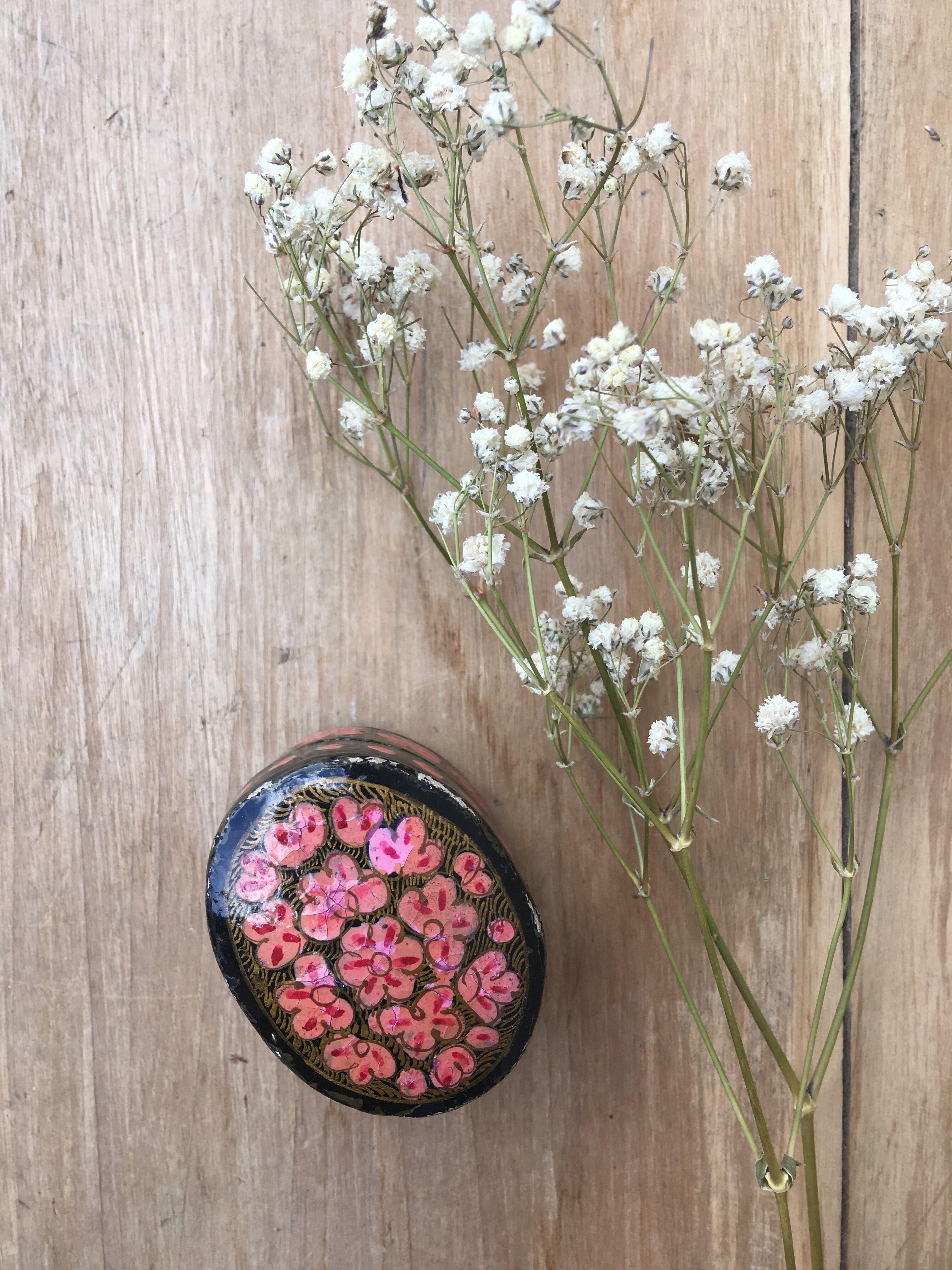 Wooden pillbox with painted décor