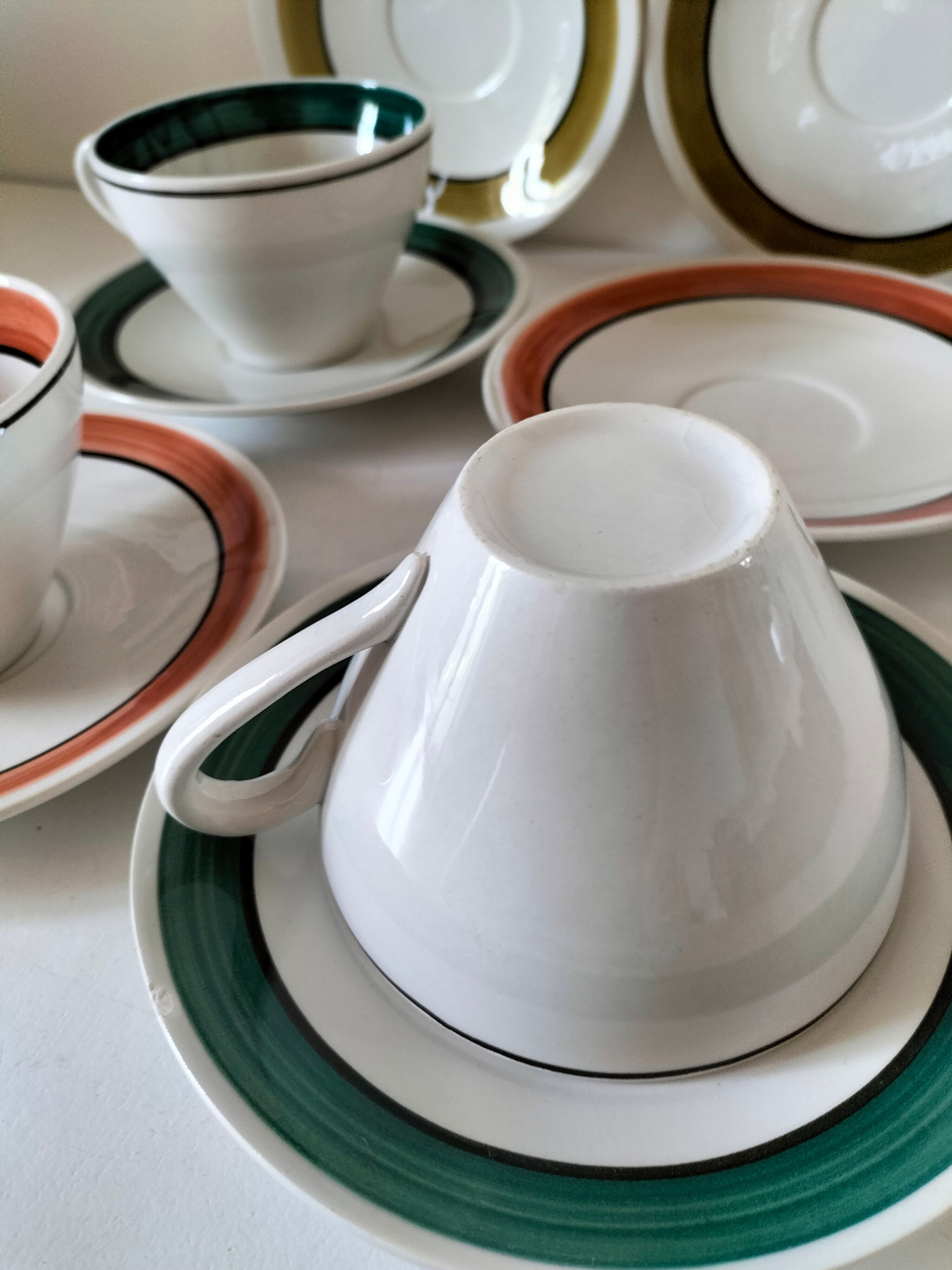 Ensemble de 4 grandes tasses vintage et 6 sous-tasses graphiques