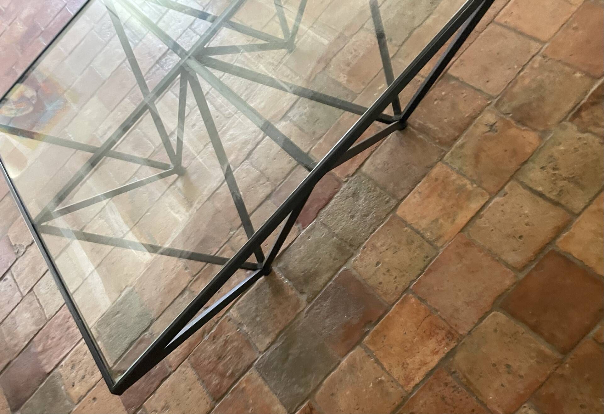 Design coffee table in glass and black metal – Geometric base
