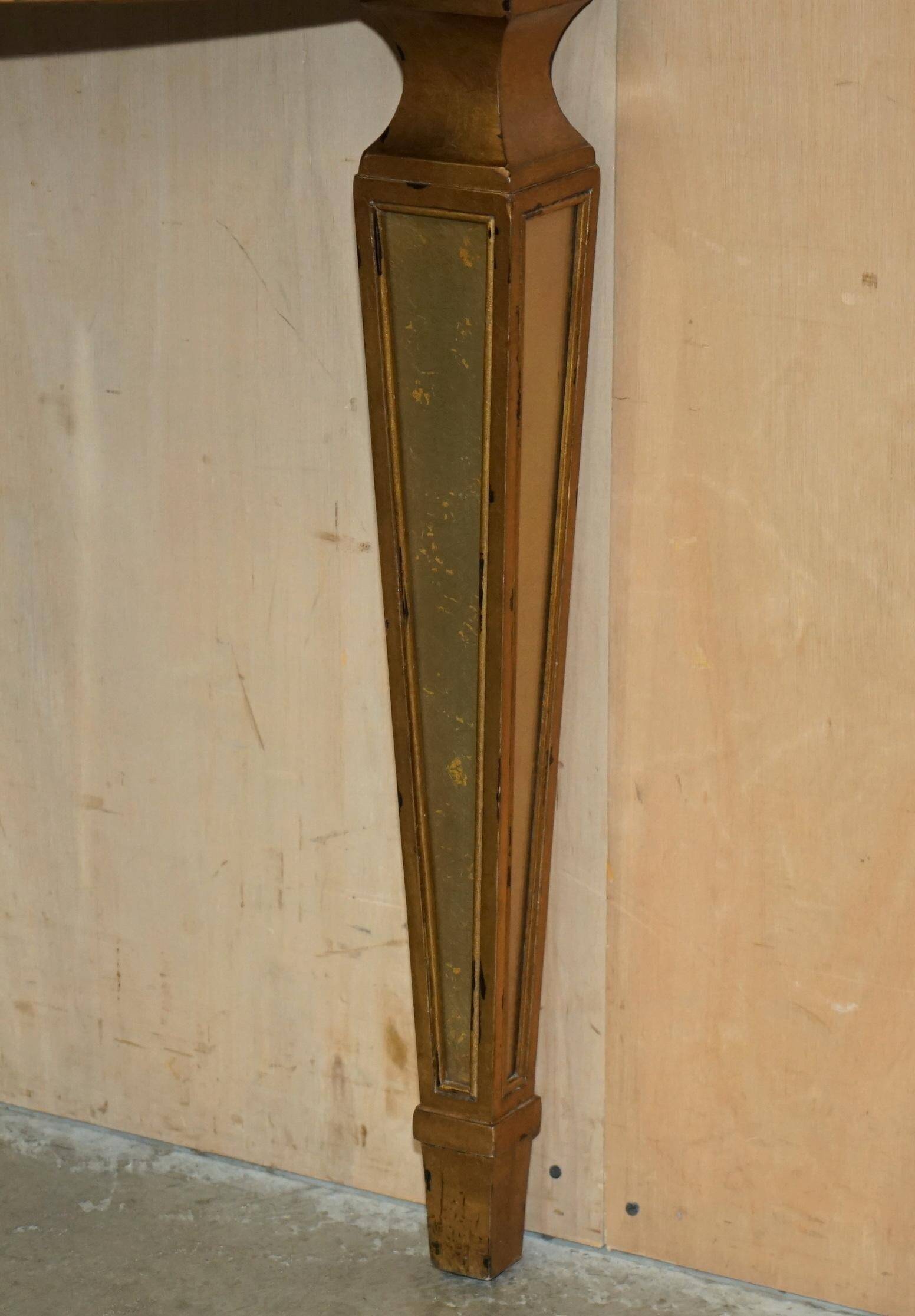 Console demi-lune Eglomise Theodore Alexander finition dorée