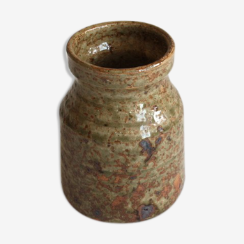 Vase in sandstone raw style