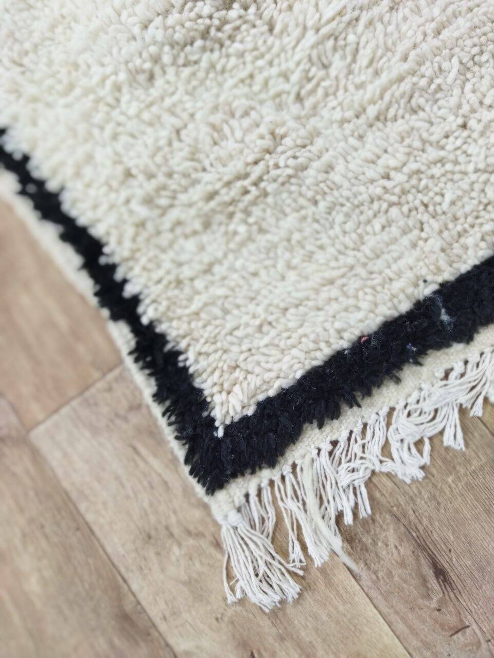 Handcrafted Moroccan Berber Rug 195 X 138 CM