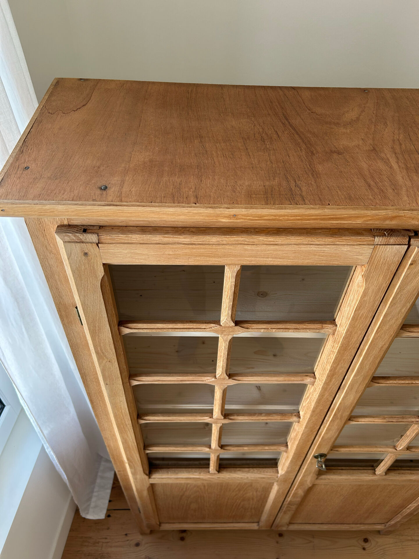 Armoire vitrée en chêne brut