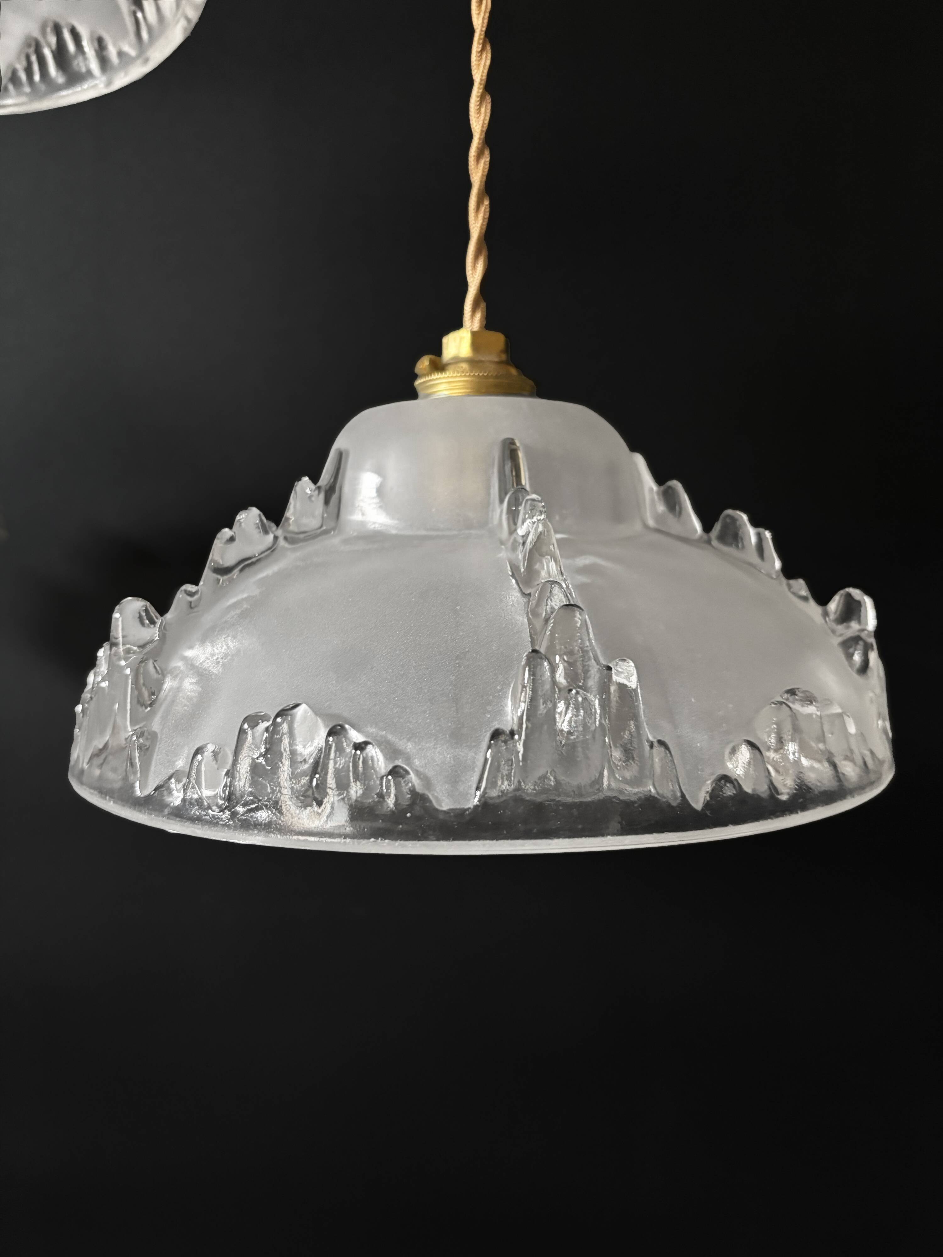 Ensemble de 3 suspensions Art deco Ezan en verre moulé givré