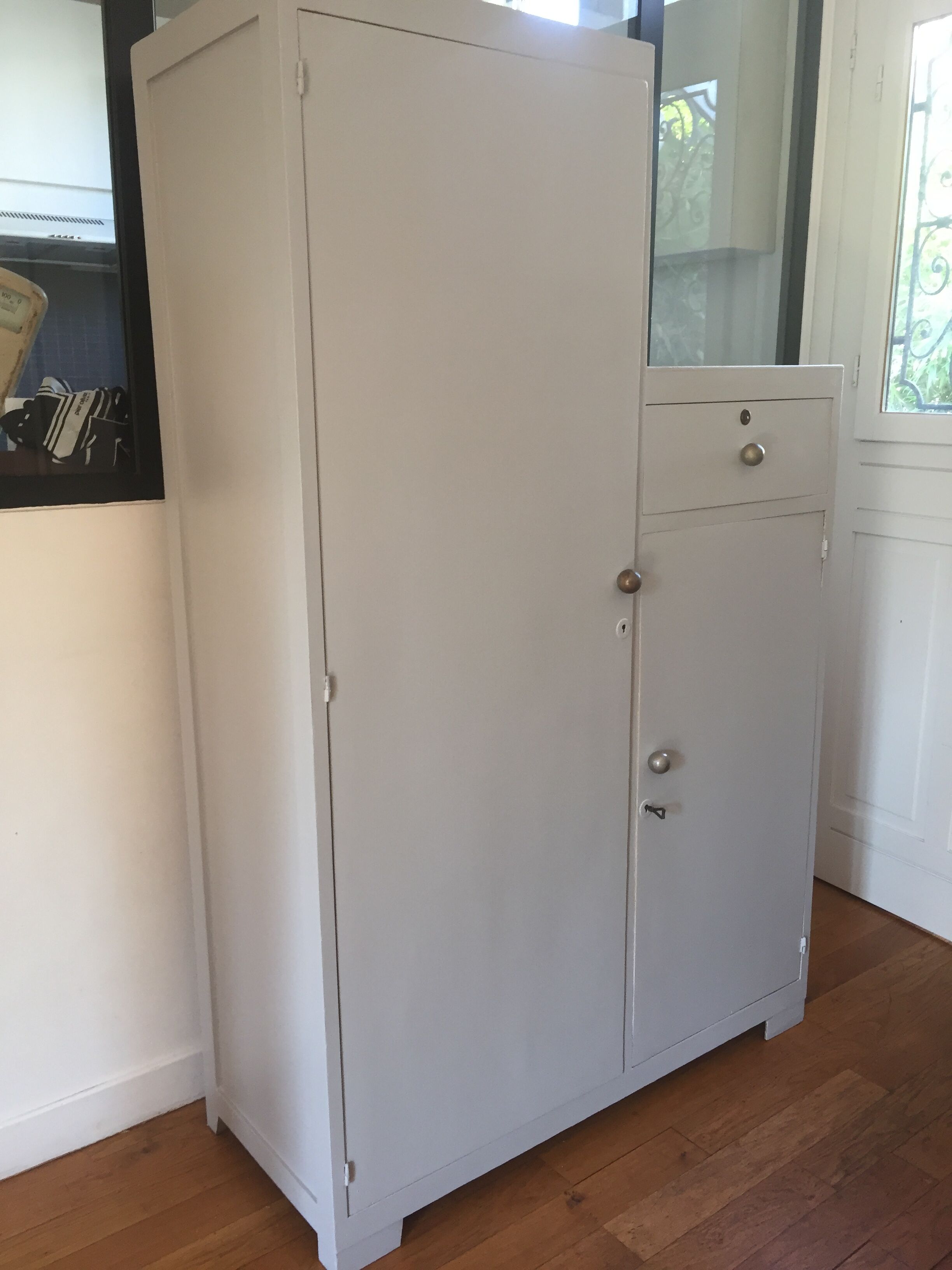 Asymmetrical cabinet 30's