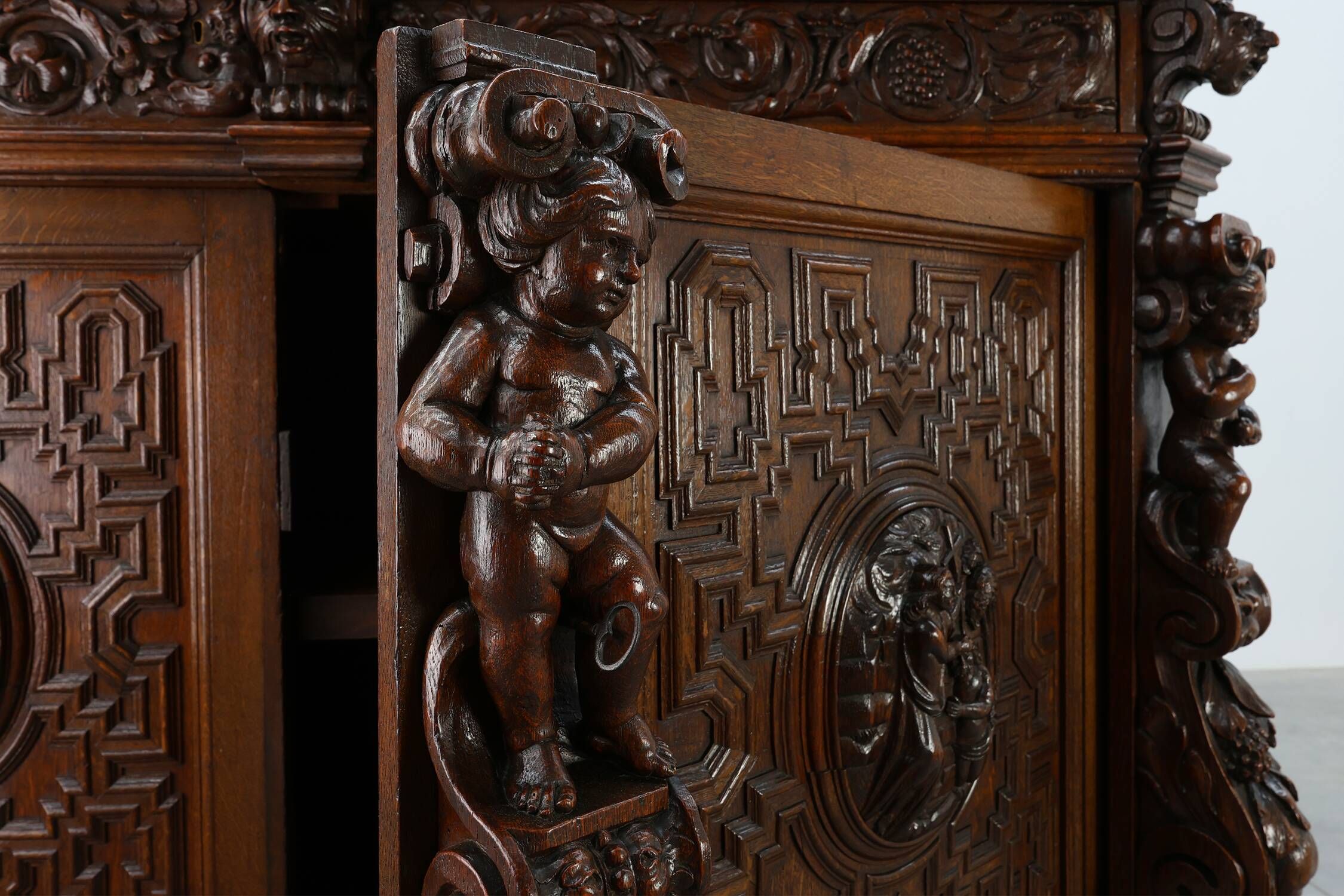 Flemish renaissance "beeldenkast" cabinet in oak wood Antwerp, ca. 1630
