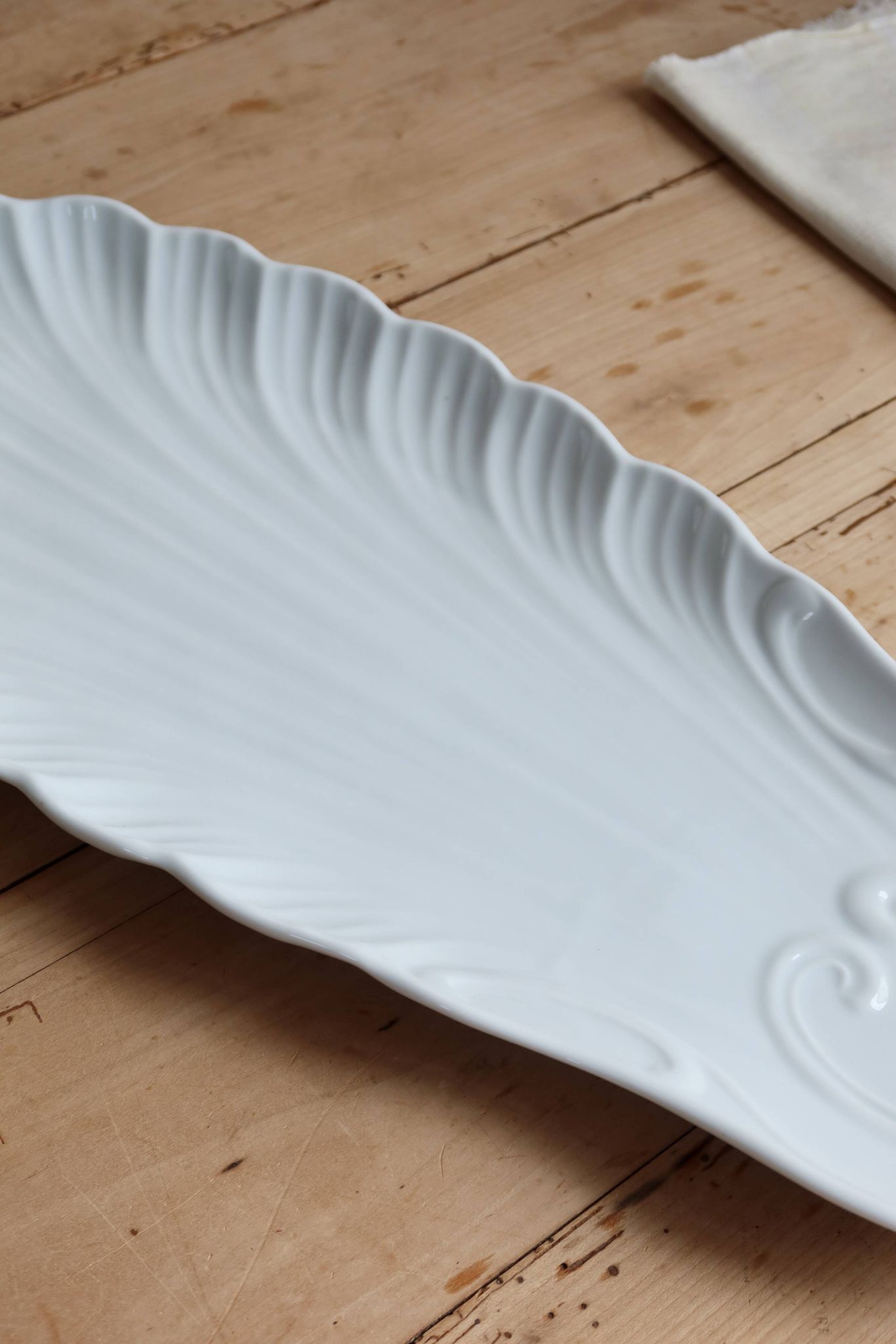 Grand plat de service coquillage XXL vintage porcelaine blanche
