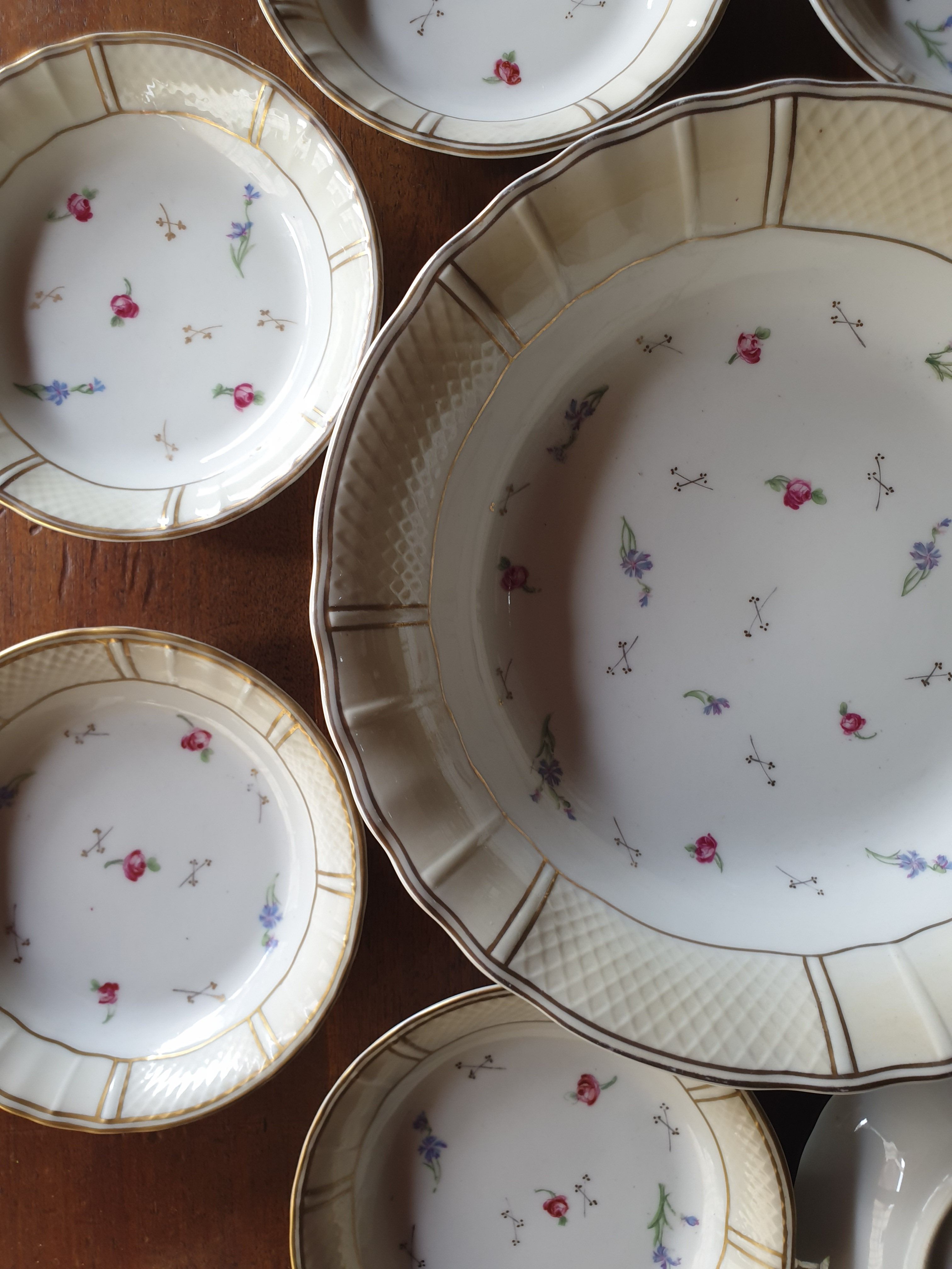 Bowl set and plates