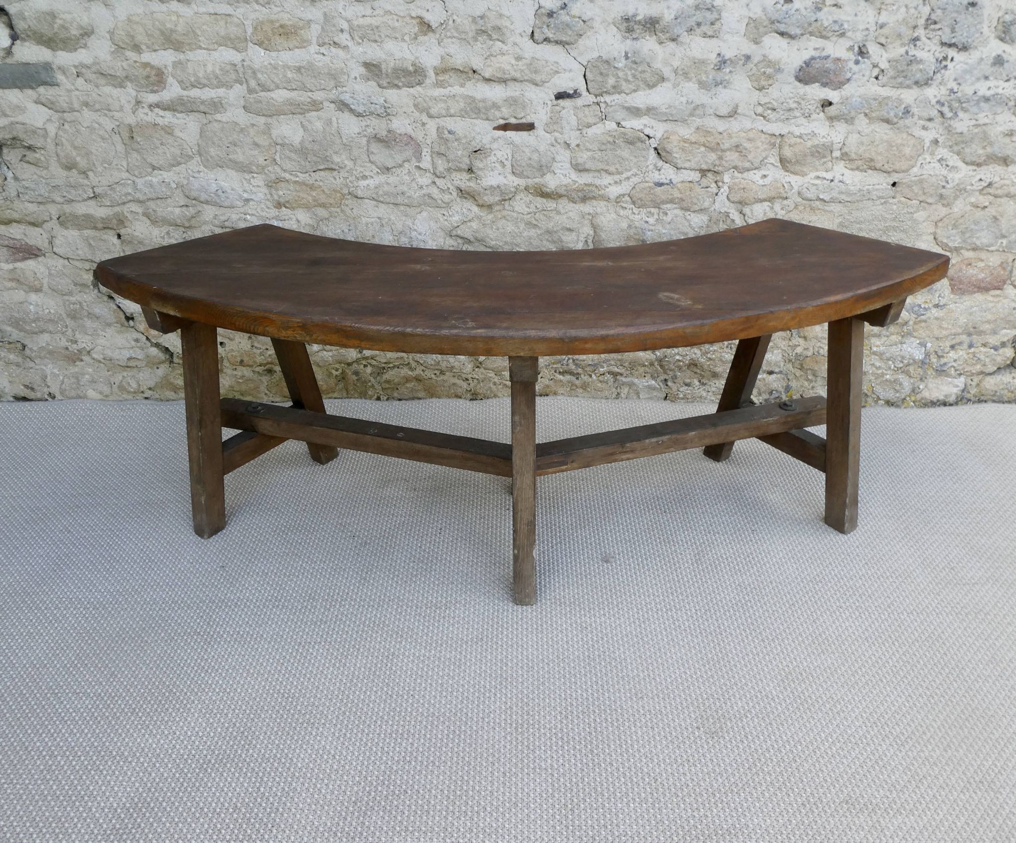 Banc courbe en bois massif, années 70