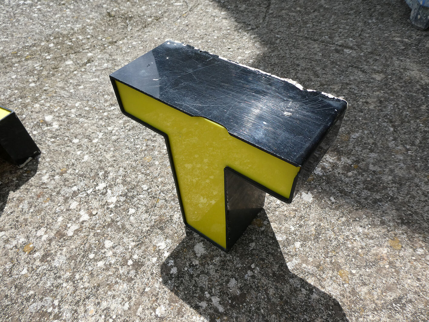 Lettre T d'enseigne industrielle jaune et noire